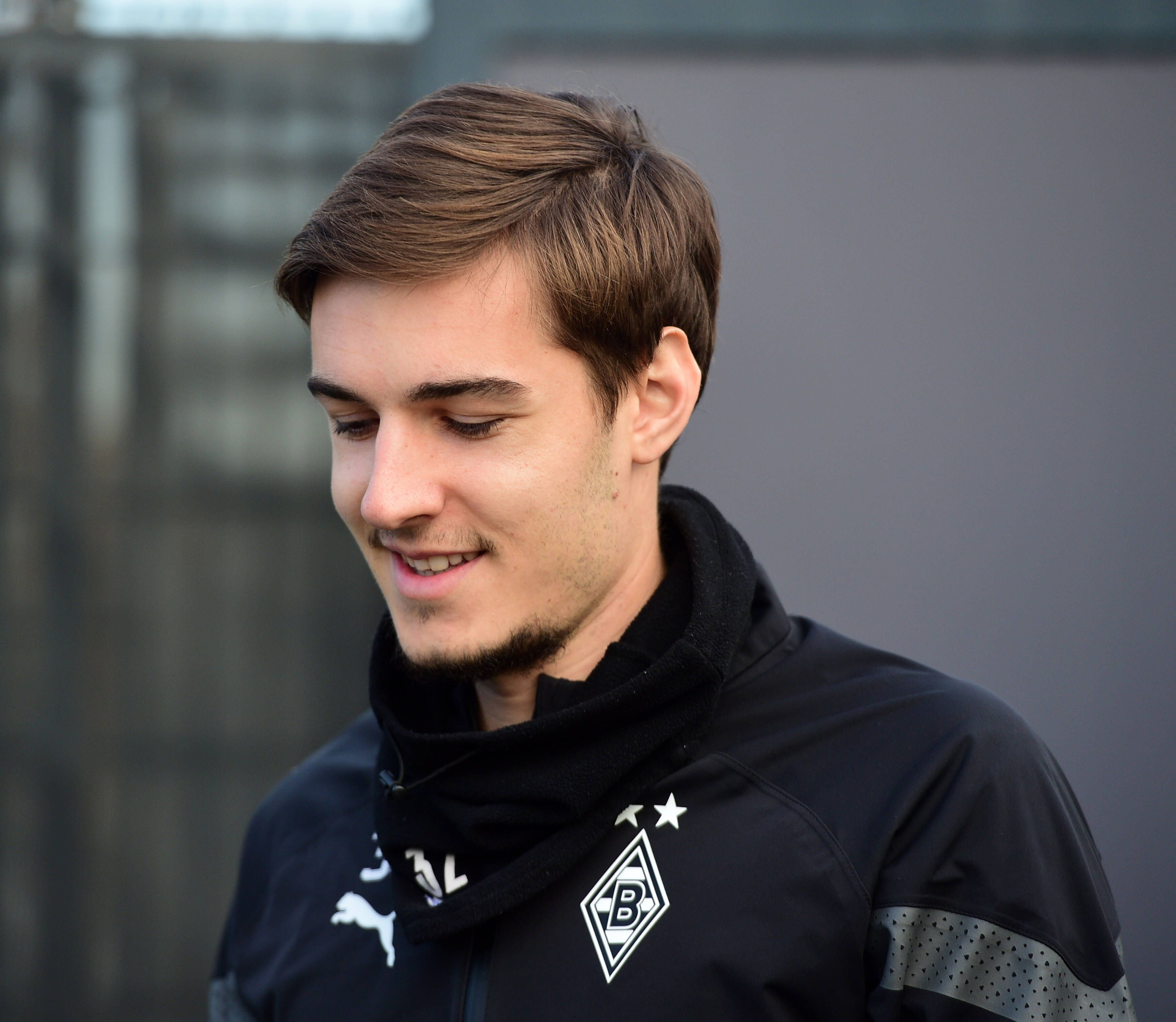 Florian Neuhaus von Borussia Mönchengladbach arbeitet nach seiner Kreuzbandverletzung an seinem baldigen Comeback. Das Foto zeigt den Mittelfeldspieler am 14. Dezember 2022 auf dem Trainingsplatz der Fohlen im Borussia-Park.