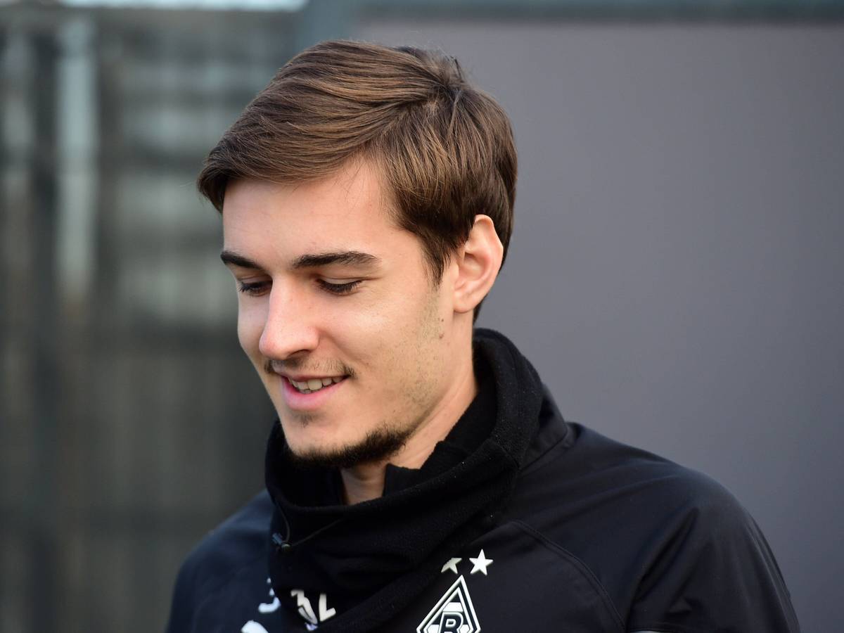 Florian Neuhaus von Borussia Mönchengladbach arbeitet nach seiner Kreuzbandverletzung an seinem baldigen Comeback. Das Foto zeigt den Mittelfeldspieler am 14. Dezember 2022 auf dem Trainingsplatz der Fohlen im Borussia-Park.