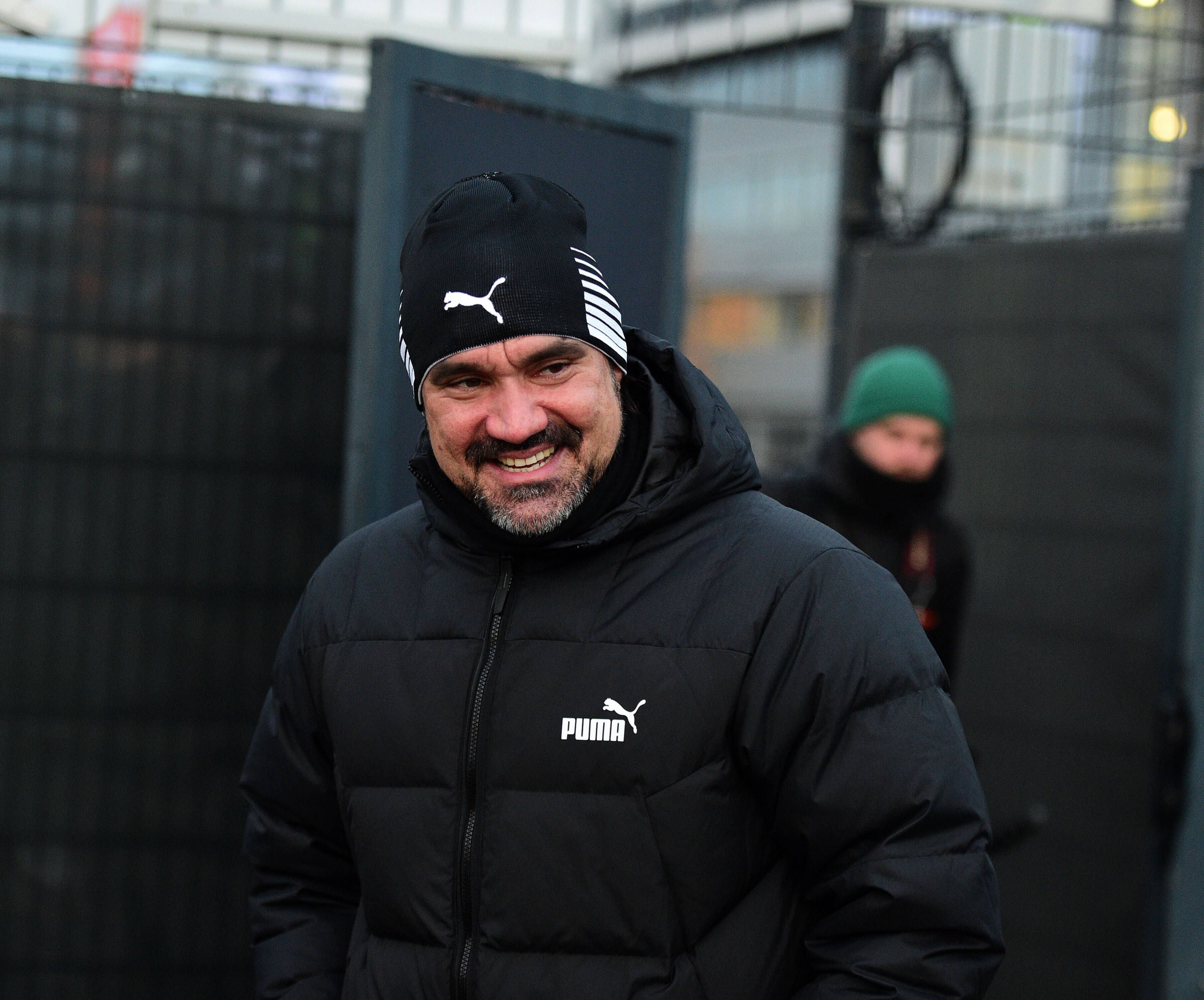Daniel Farke, Trainer von Borussia Mönchengladbach, bei einer Trainingseinheit der Fohlen am, 13. Dezember 2022 auf dem Fohlenplatz, freundlich lächelnd.