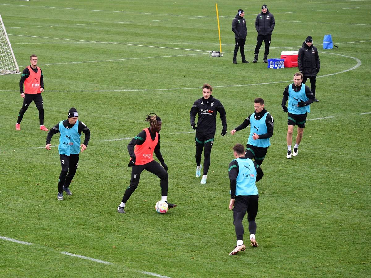 Stefan Lainer (2. v. l.) und Florian Neuhaus (4. v. l.) kehrten am Montag (19. Dezember 2022) ins Mannschaftstraining von Borussia Mönchengladbach zurück. Das Foto zeigt sie bei einer Übung mit ihren Teamkollegen Patrick Herrmann (l.), Manu Koné (3. v. l.), Julian weigl (2. v r.) und Tony Jantschke (r.).