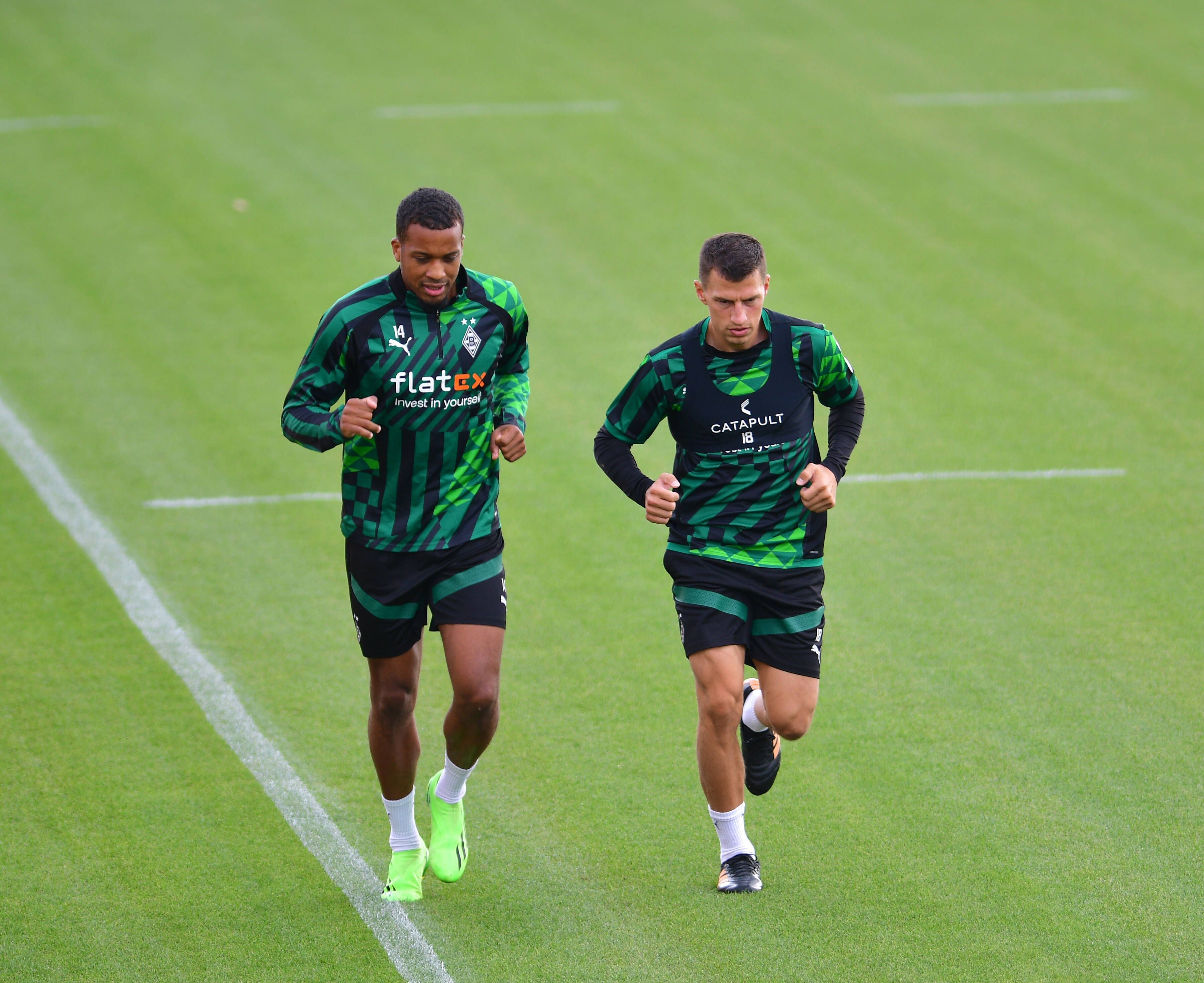 Alassane Plea (l.) und Stefan Lainer (r.) von Borussia Mönchengladbach bei einer individuellen Trainingseinheit im Borussia-Park am 31. August 2022.