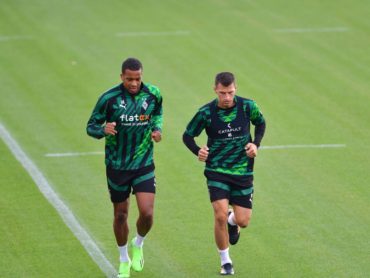Alassane Plea (l.) und Stefan Lainer (r.) von Borussia Mönchengladbach bei einer individuellen Trainingseinheit im Borussia-Park am 31. August 2022.
