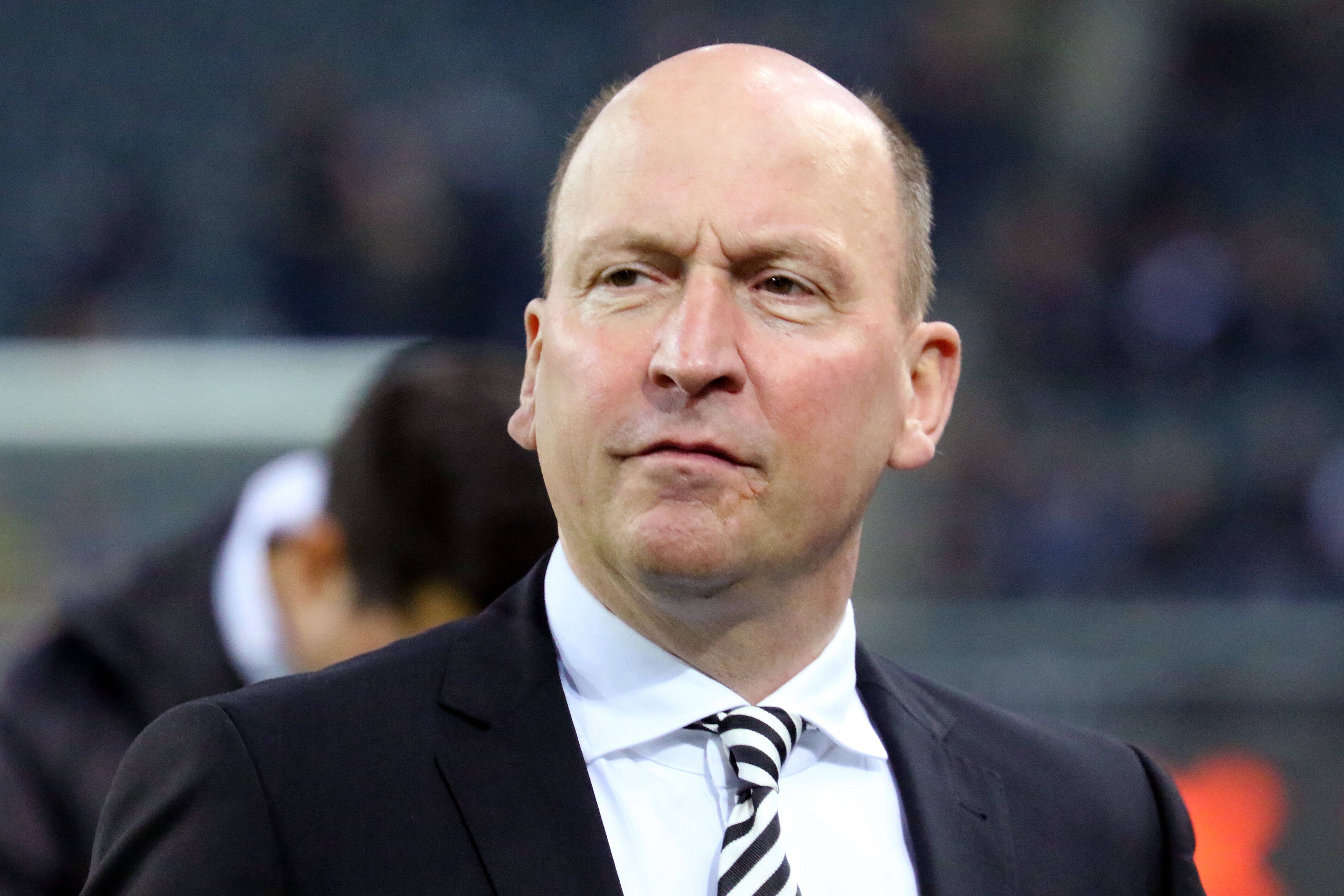 Stephan Schippers, Geschäftsführer und Finanz-Boss bei Fußball-Bundesligist Borussia Mönchengladbach. Auf diesem Foto ist der 55-Jährige am 11. November 2022 im Borussia-Park zu sehen. Schippers blickt Richtung Spielfeld, er trägt eine Krawatte, Hemd und Anzug.