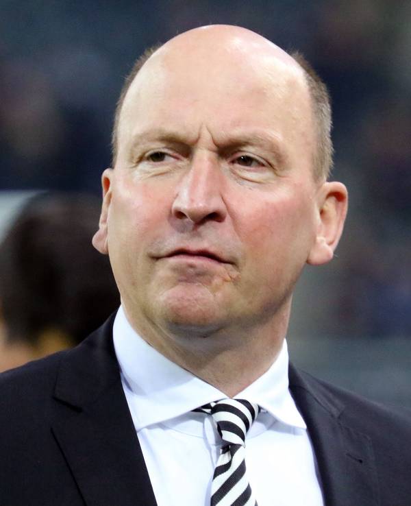Stephan Schippers, Geschäftsführer und Finanz-Boss bei Fußball-Bundesligist Borussia Mönchengladbach. Auf diesem Foto ist der 55-Jährige am 11. November 2022 im Borussia-Park zu sehen. Schippers blickt Richtung Spielfeld, er trägt eine Krawatte, Hemd und Anzug.