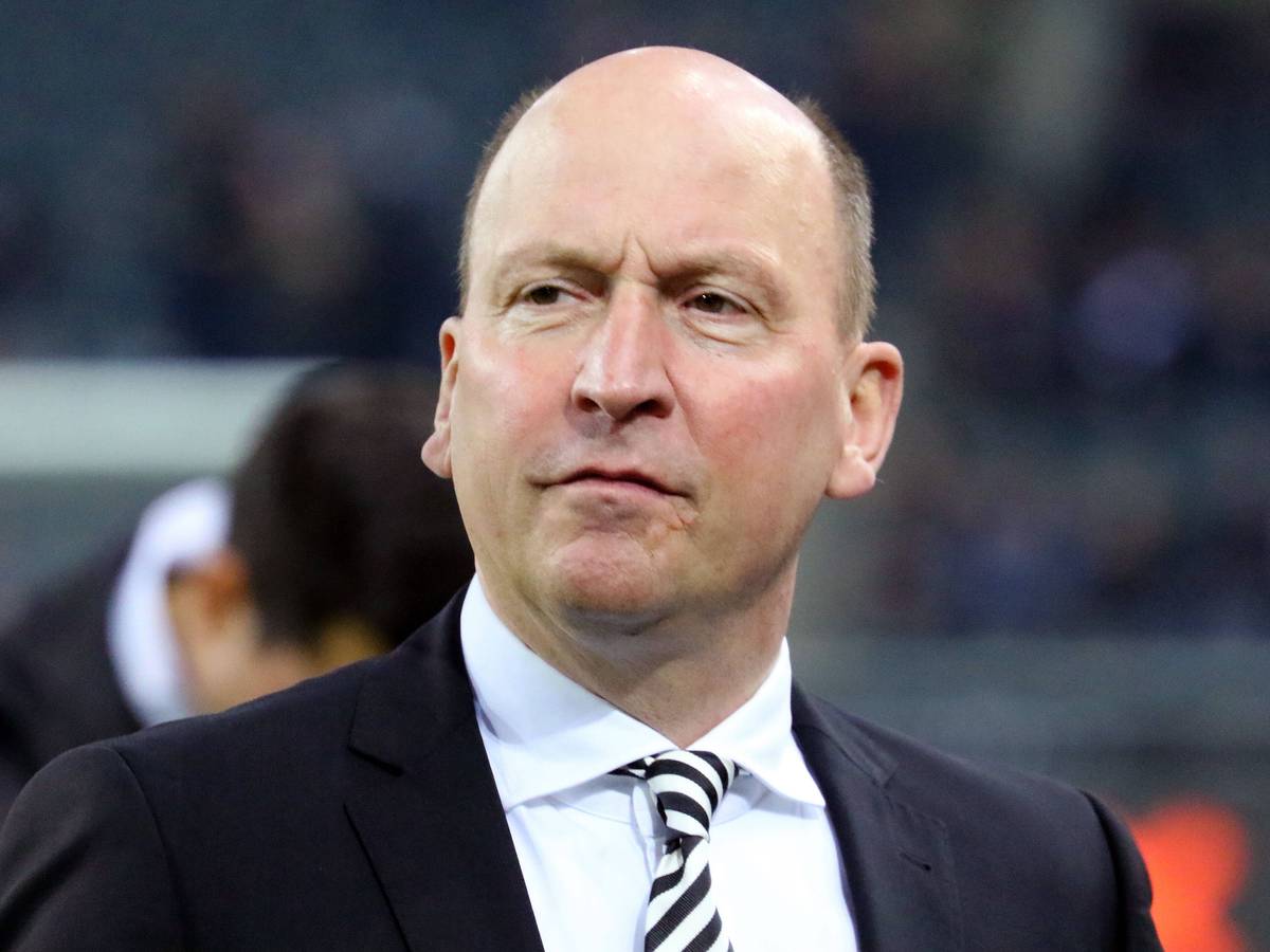 Stephan Schippers, Geschäftsführer und Finanz-Boss bei Fußball-Bundesligist Borussia Mönchengladbach. Auf diesem Foto ist der 55-Jährige am 11. November 2022 im Borussia-Park zu sehen. Schippers blickt Richtung Spielfeld, er trägt eine Krawatte, Hemd und Anzug.