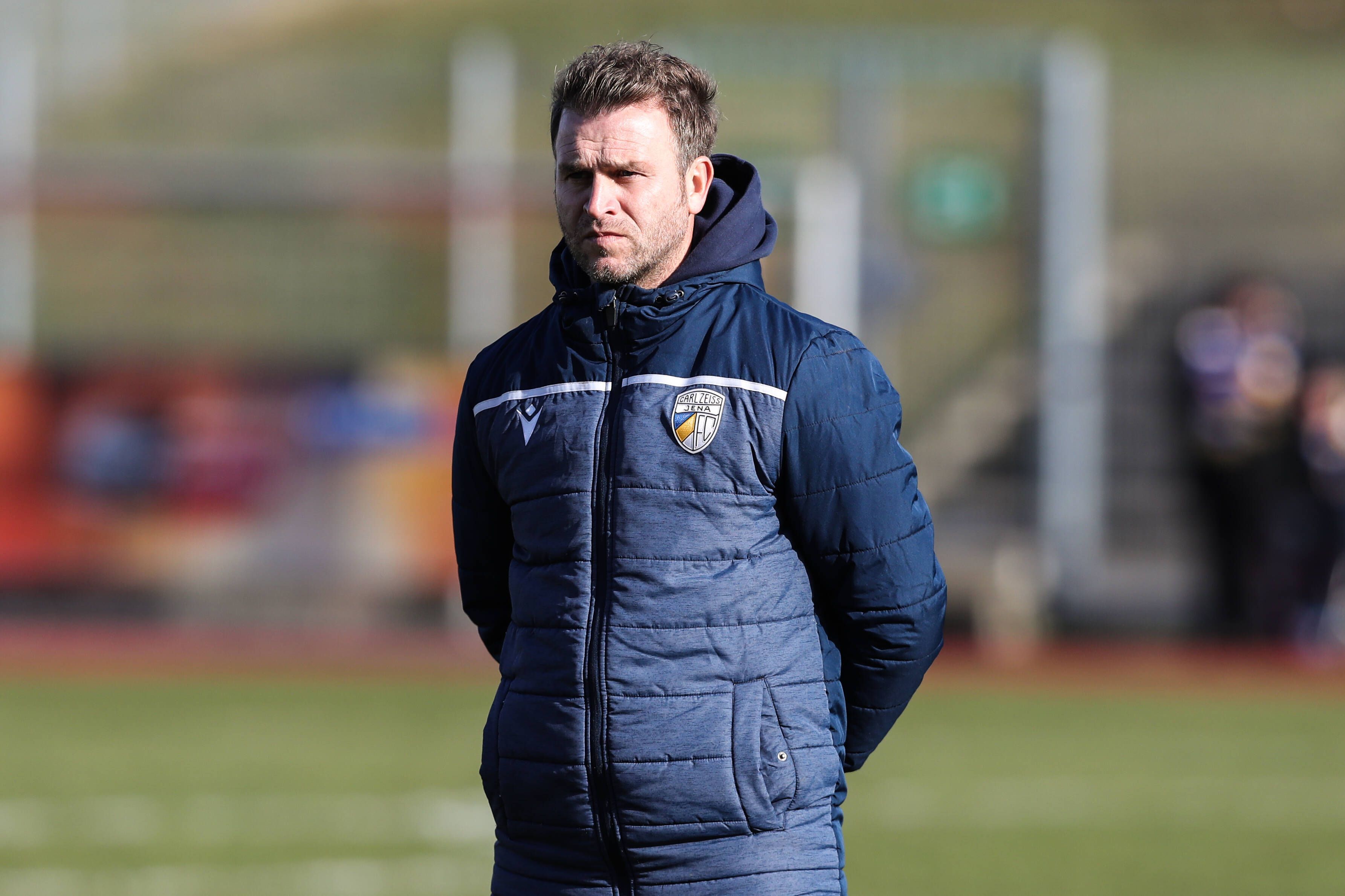 René Klingbeil, einst Spieler von Borussia Mönchengladbach, ist neuer Teamchef des Regionalligisten Carl Zeiss Jena. Das Foto zeigt ihn ernst schauend beim Spiel gegen VfB Germania Halberstadt am 12. Februar 2022.