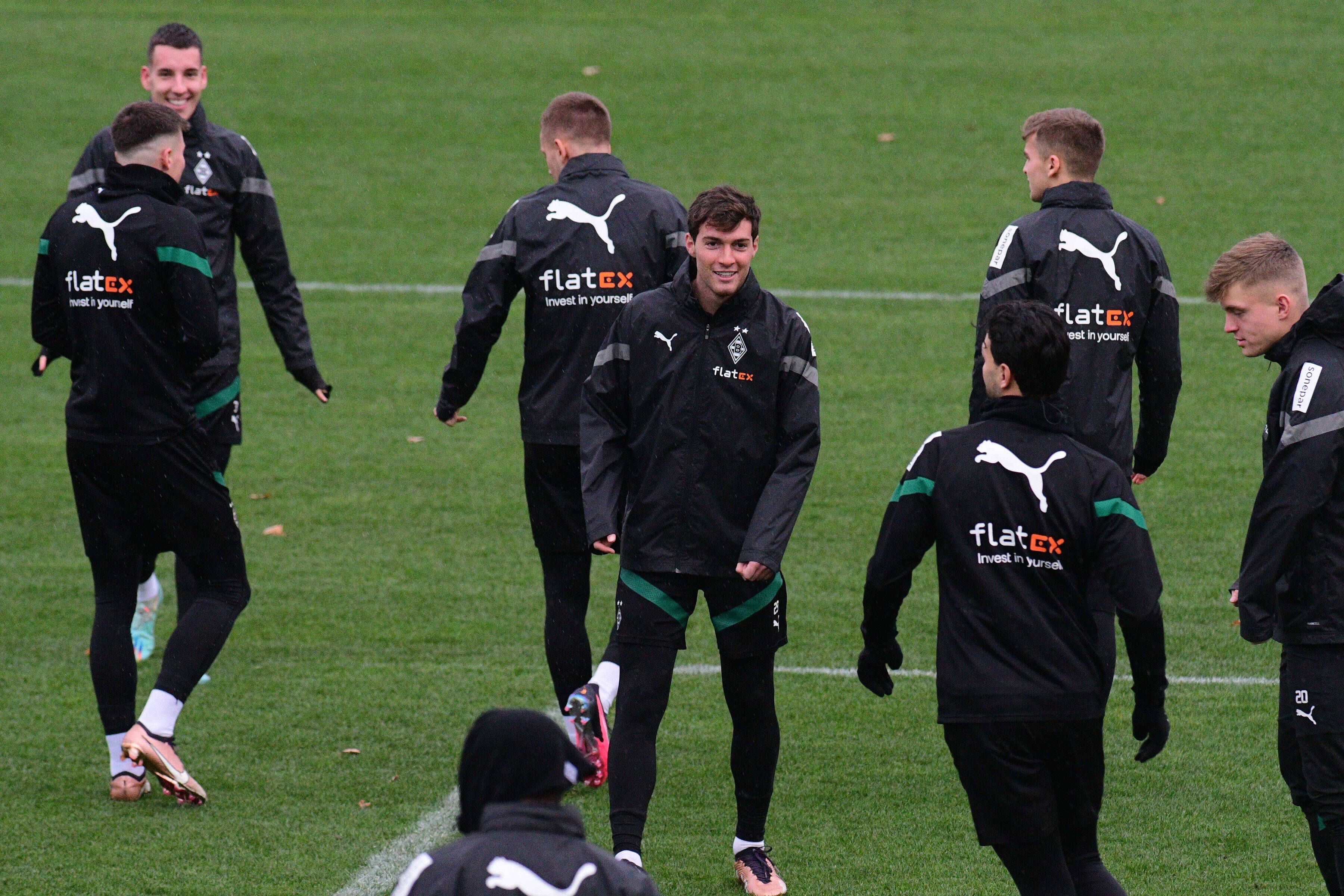 Joe Scally (Mitte) ist am Dienstag (20. Dezember 2022) ins Training von Borussia Mönchengladbach eingestiegen. Mit den USA nahm er zuvor an der Winter-WM in Katar teil.