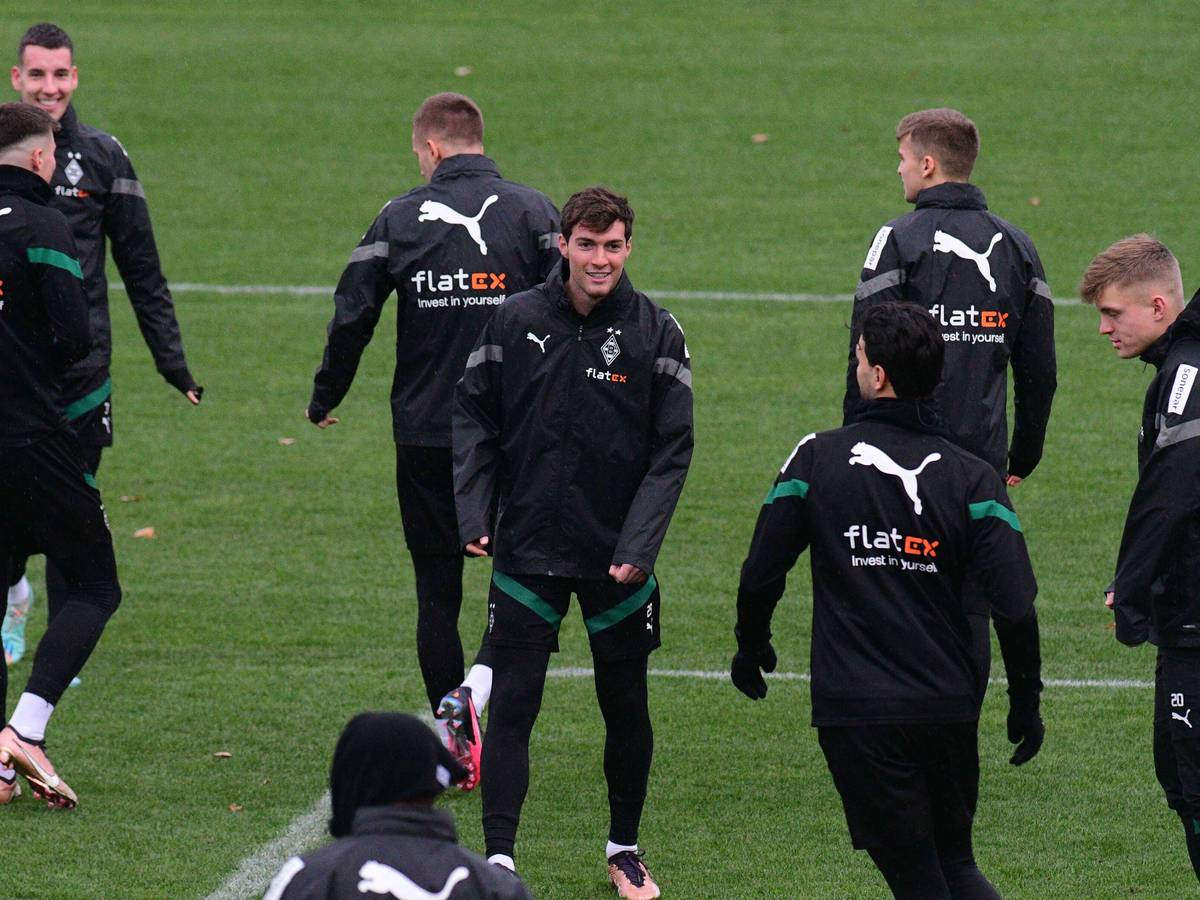 Joe Scally (Mitte) ist am Dienstag (20. Dezember 2022) ins Training von Borussia Mönchengladbach eingestiegen. Mit den USA nahm er zuvor an der Winter-WM in Katar teil.