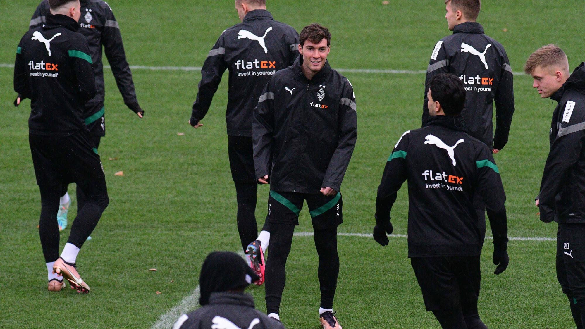 Joe Scally (Mitte) ist am Dienstag (20. Dezember 2022) ins Training von Borussia Mönchengladbach eingestiegen. Mit den USA nahm er zuvor an der Winter-WM in Katar teil.
