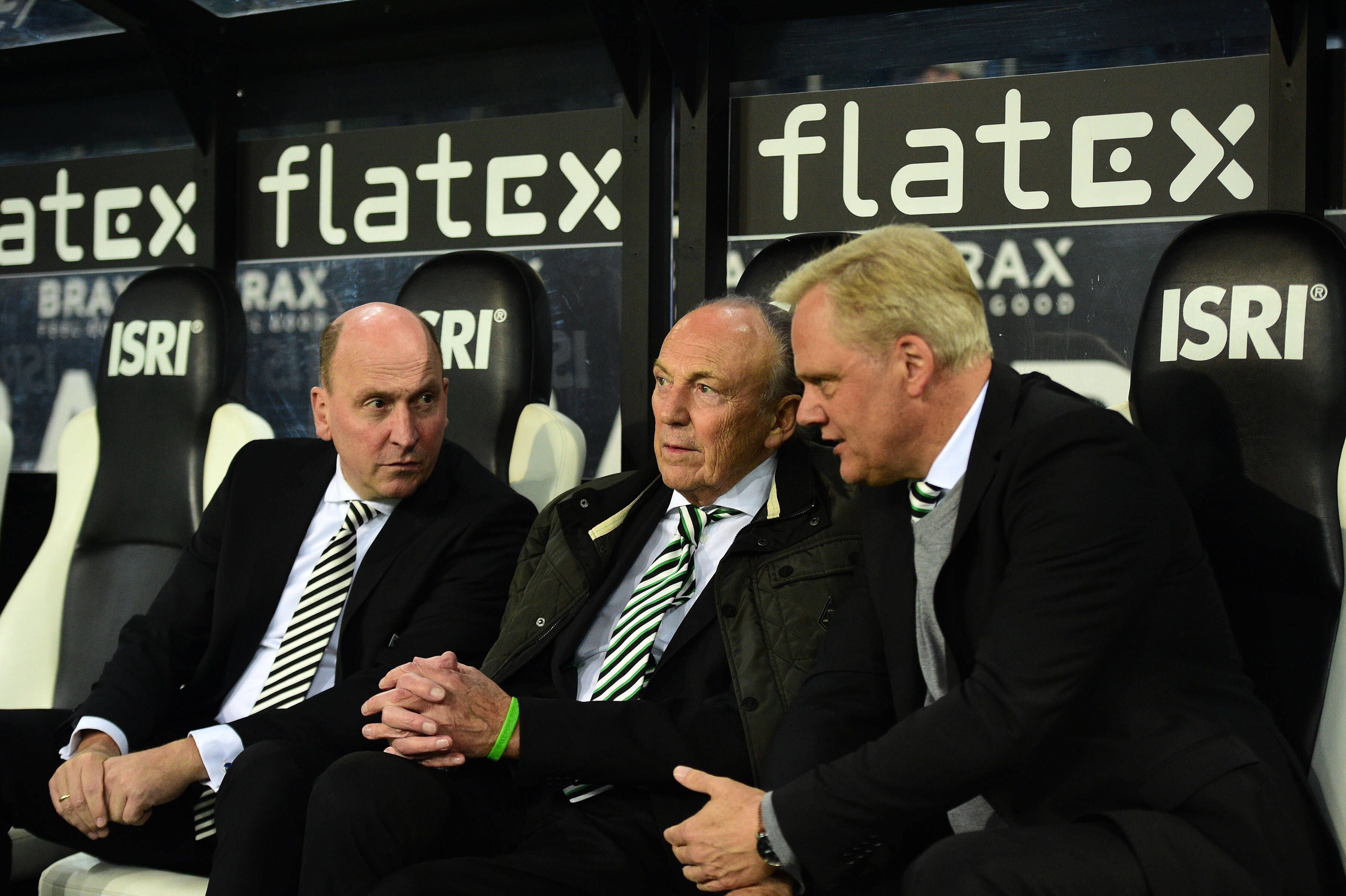 Gladbach-Entscheider unter sich: Geschäftsführer Stephan Schippers (l.), Big Boss und Präsident Rolf Königs (M.) und Vizepräsident Stefan Stegemann (r.) im Borussia-Park. Dieses Foto zeigt das Trio am 11. November 2022. Schippers, Königs und Stegemann sitzen auf der Fohlen-Bank und diskutieren untereinander.
