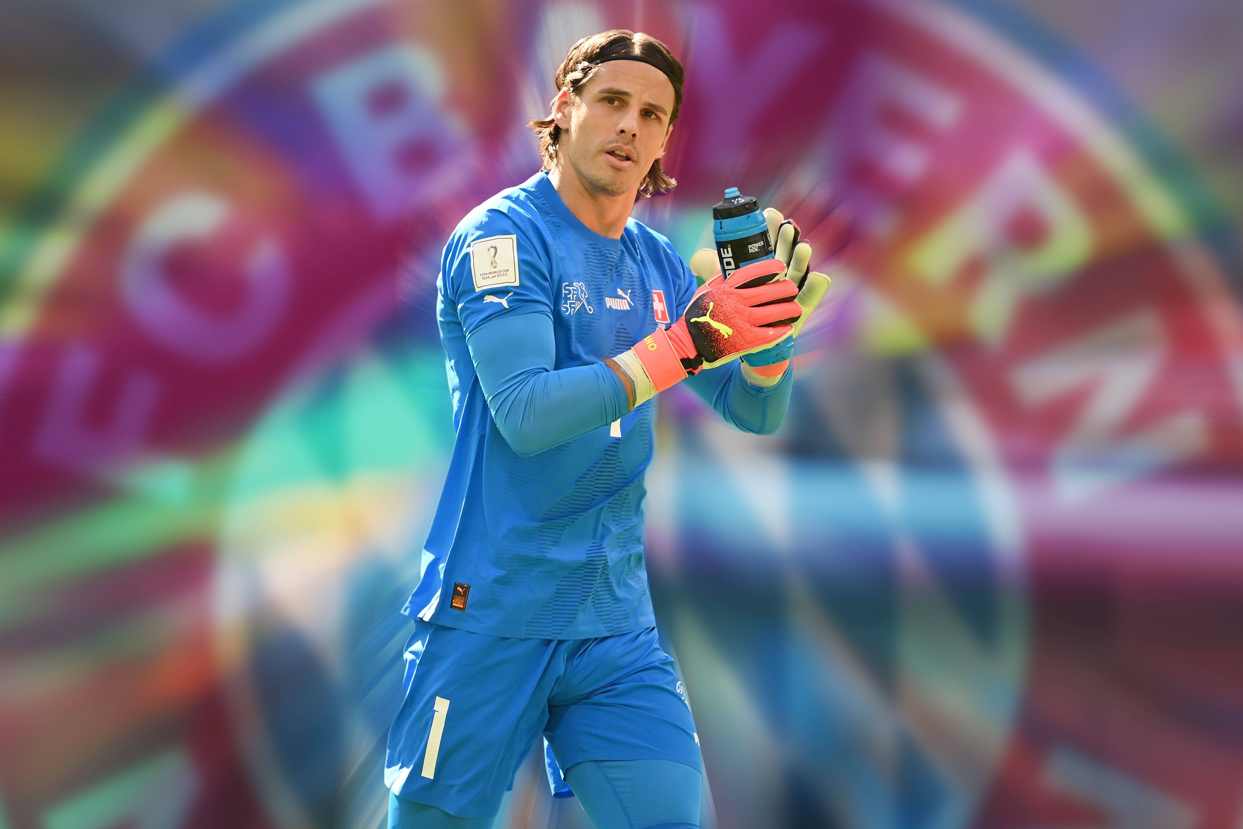Yann Sommer, Keeper von Borussia Mönchengladbach, soll beim FC Bayern München Wunschkandidat auf die Nachfolge von Manuel Neuer sein. Die Fotomontage zeigt den 34-Jährigen vor dem Logo des FCB.