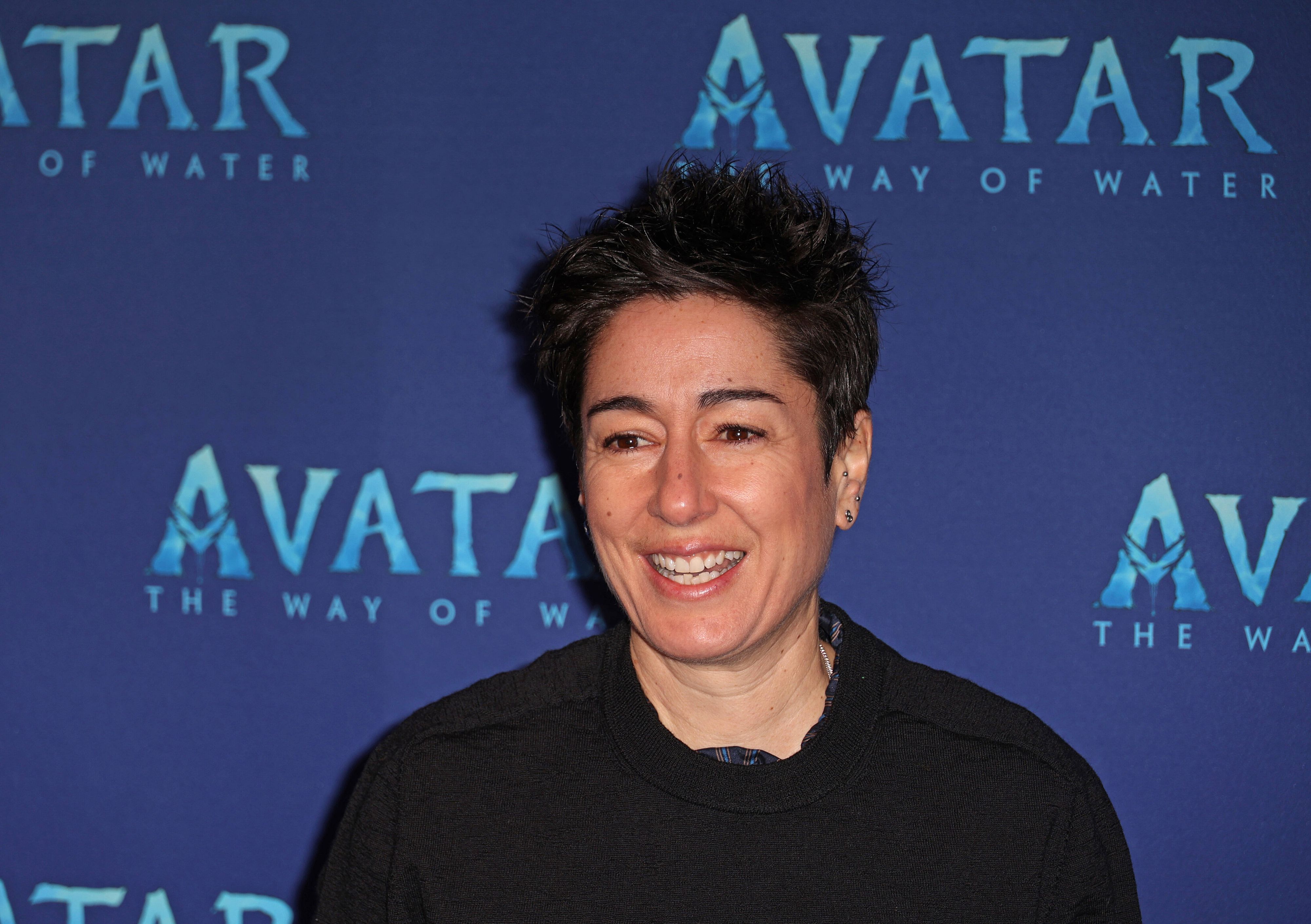 TV-Moderatorin Dunja Hayali auf dem blauen Teppich während der Deutschland-Premiere des Films Avatar am 12. Dezember 2022.