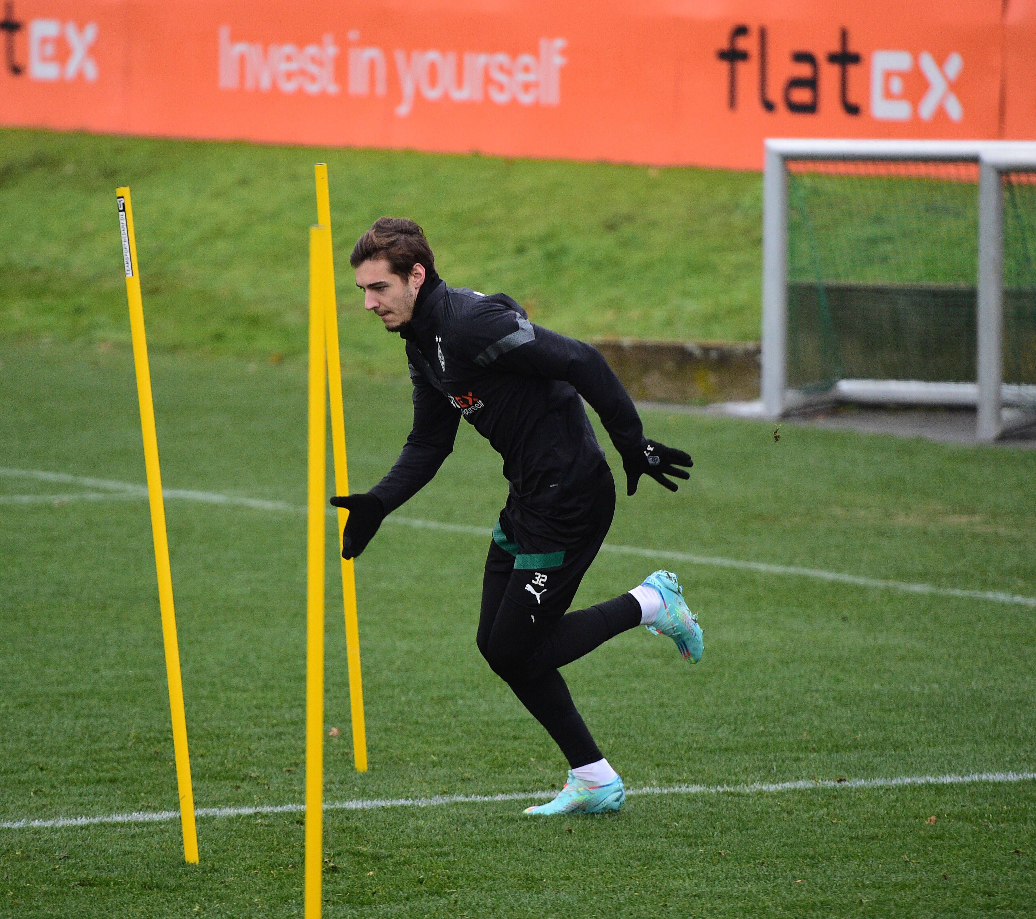 Florian Neuhaus, Spieler von Borussia Mönchengladbach, laufend bei einer Trainingseinheit im Borussia-Park am 19. Dezember 2022.