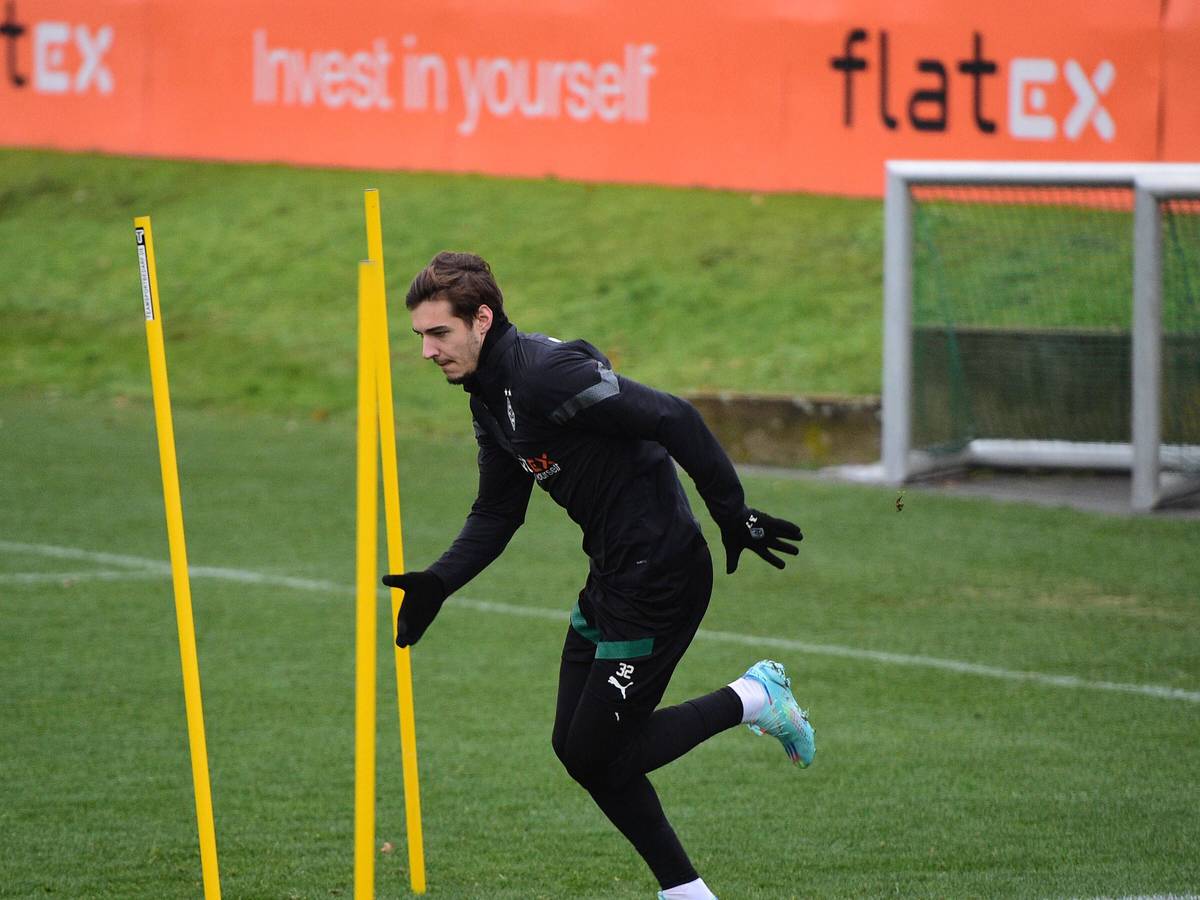 Florian Neuhaus, Spieler von Borussia Mönchengladbach, laufend bei einer Trainingseinheit im Borussia-Park am 19. Dezember 2022.