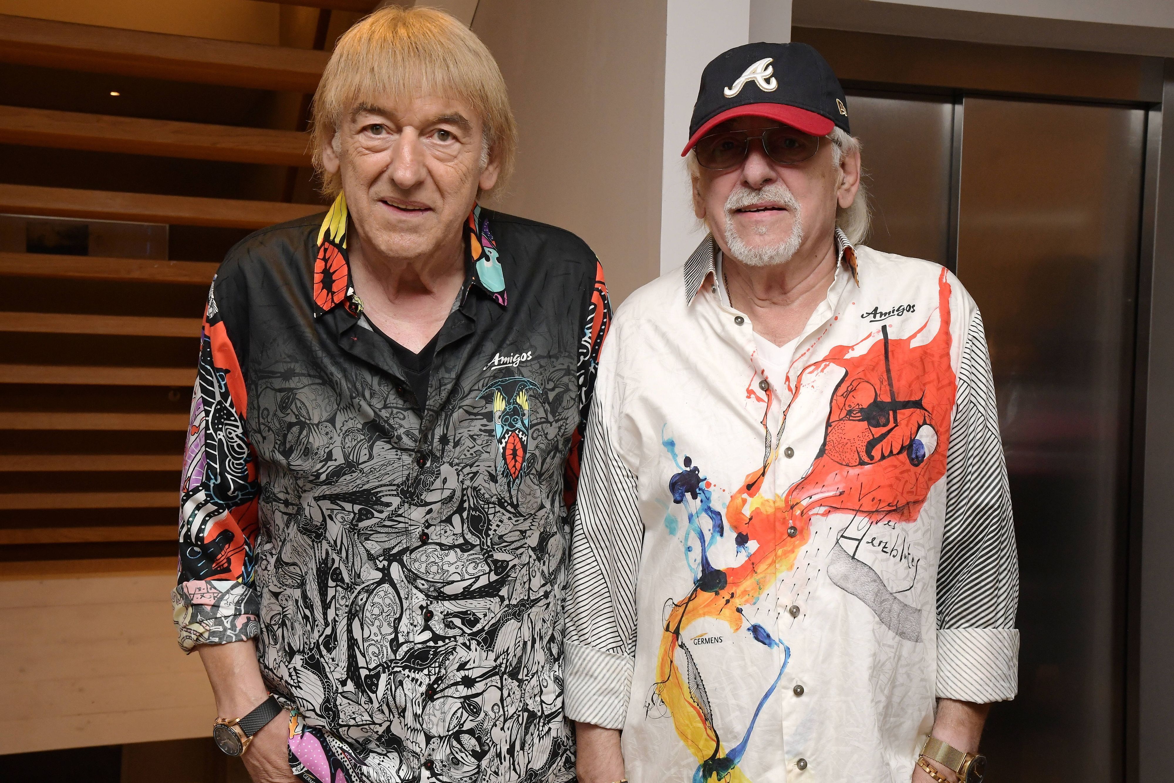 Karl-Heinz Ulrich (r.), hier am 17. September 2022 gemeinsam mit Bruder Bernd, im bunten Hemd und mit Kappe.
