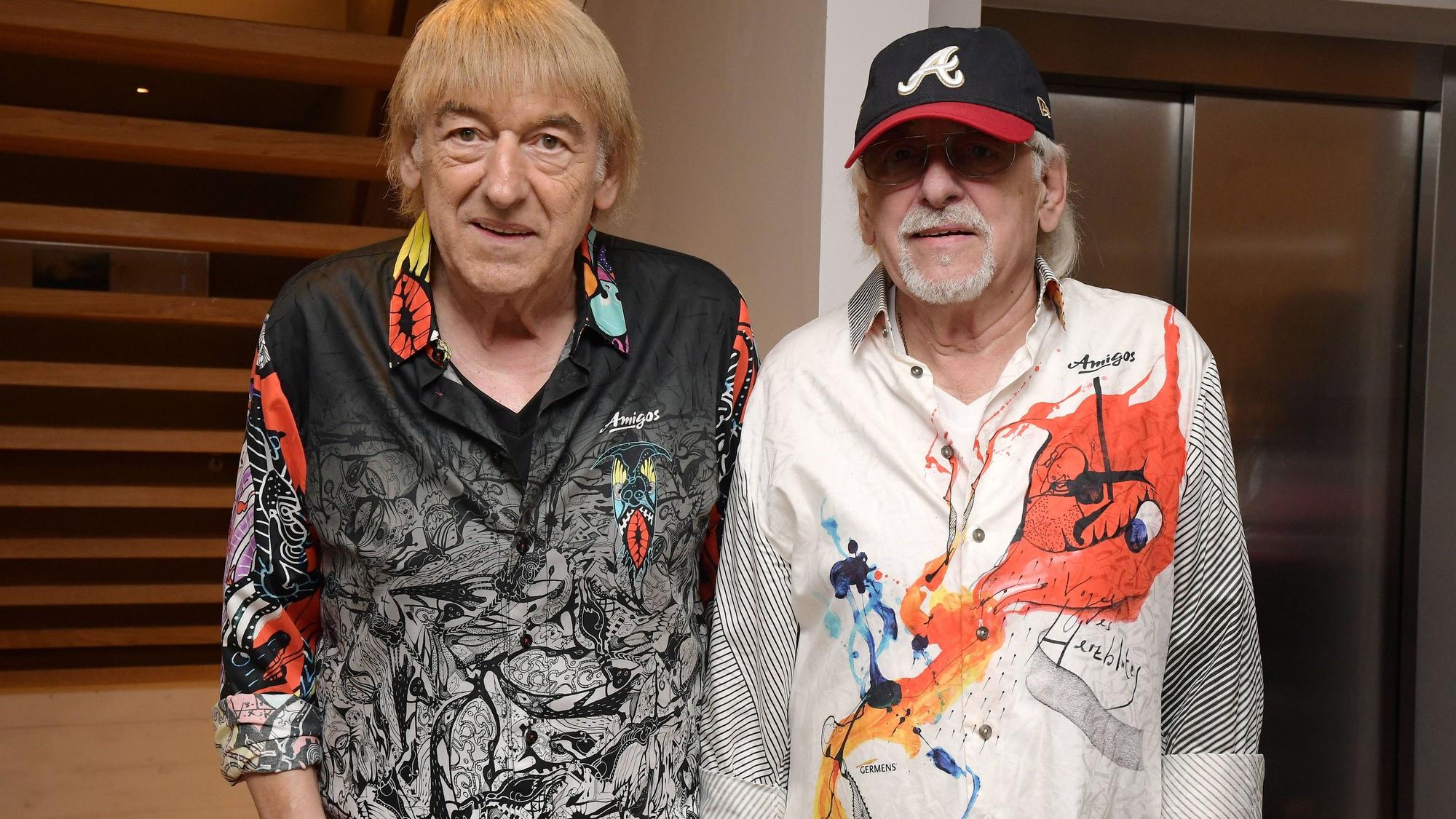 Karl-Heinz Ulrich (r.), hier am 17. September 2022 gemeinsam mit Bruder Bernd, im bunten Hemd und mit Kappe.