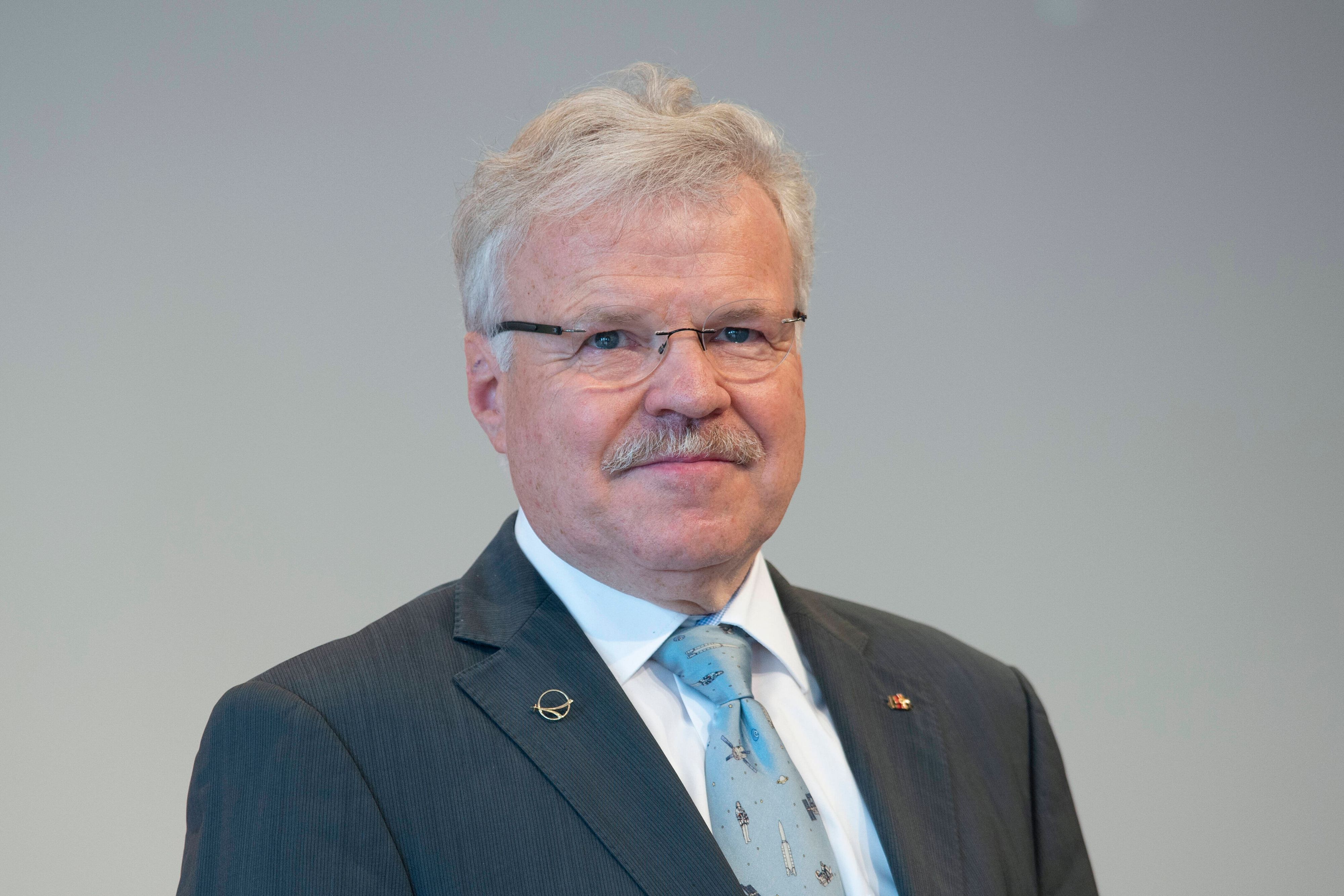 Astronaut Reinhold Ewald stammt gebürtig aus Mönchengladbach und ist aus diesem Grund natürlich auch Fan der Fohlenelf. Das Foto zeigt in am 23. August 2020 bei der Verleihung des Verdienstordens des Landes Nordrhein-Westfalen in der Flora Köln.