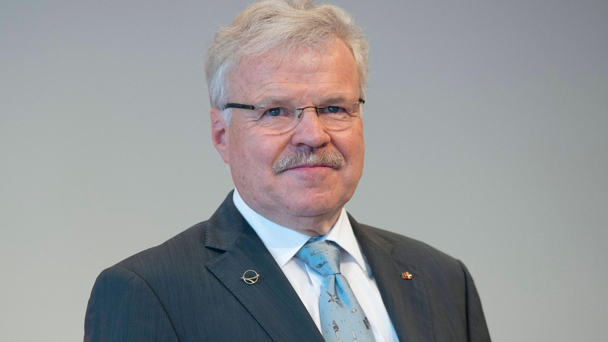 Astronaut Reinhold Ewald stammt gebürtig aus Mönchengladbach und ist aus diesem Grund natürlich auch Fan der Fohlenelf. Das Foto zeigt in am 23. August 2020 bei der Verleihung des Verdienstordens des Landes Nordrhein-Westfalen in der Flora Köln.