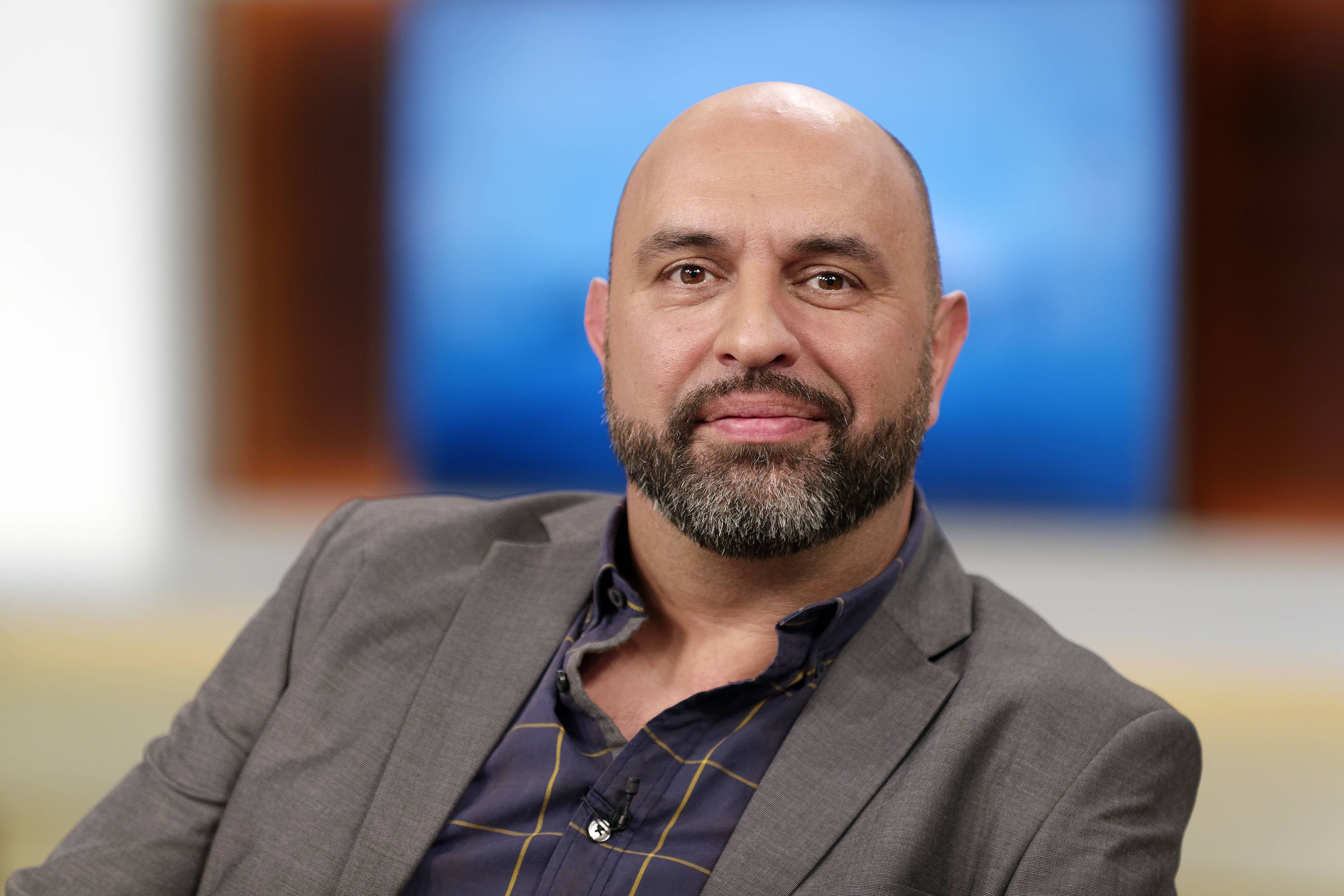 Serdar Somuncu, hier am 2. September 2018 in einer TV-Show, ist Fan von Borussia Mönchengladbach. Das Foto zeigt ihn lächelnd in Nahaufnahme.