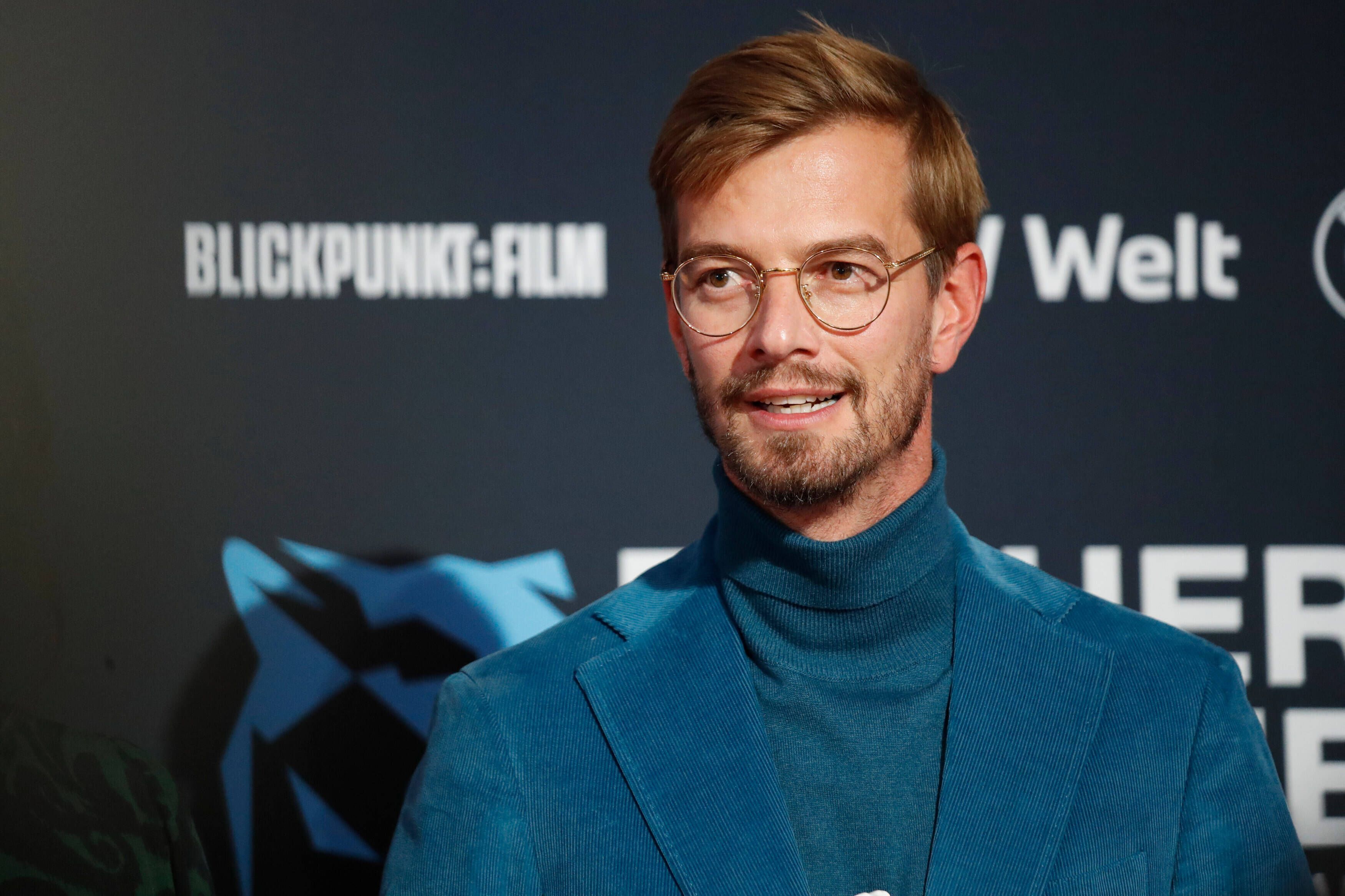 Joko Winterscheidt, hier bei einer Preisverleihung am 19. Oktober 2022, in einem blauen Anzug aus Kord.