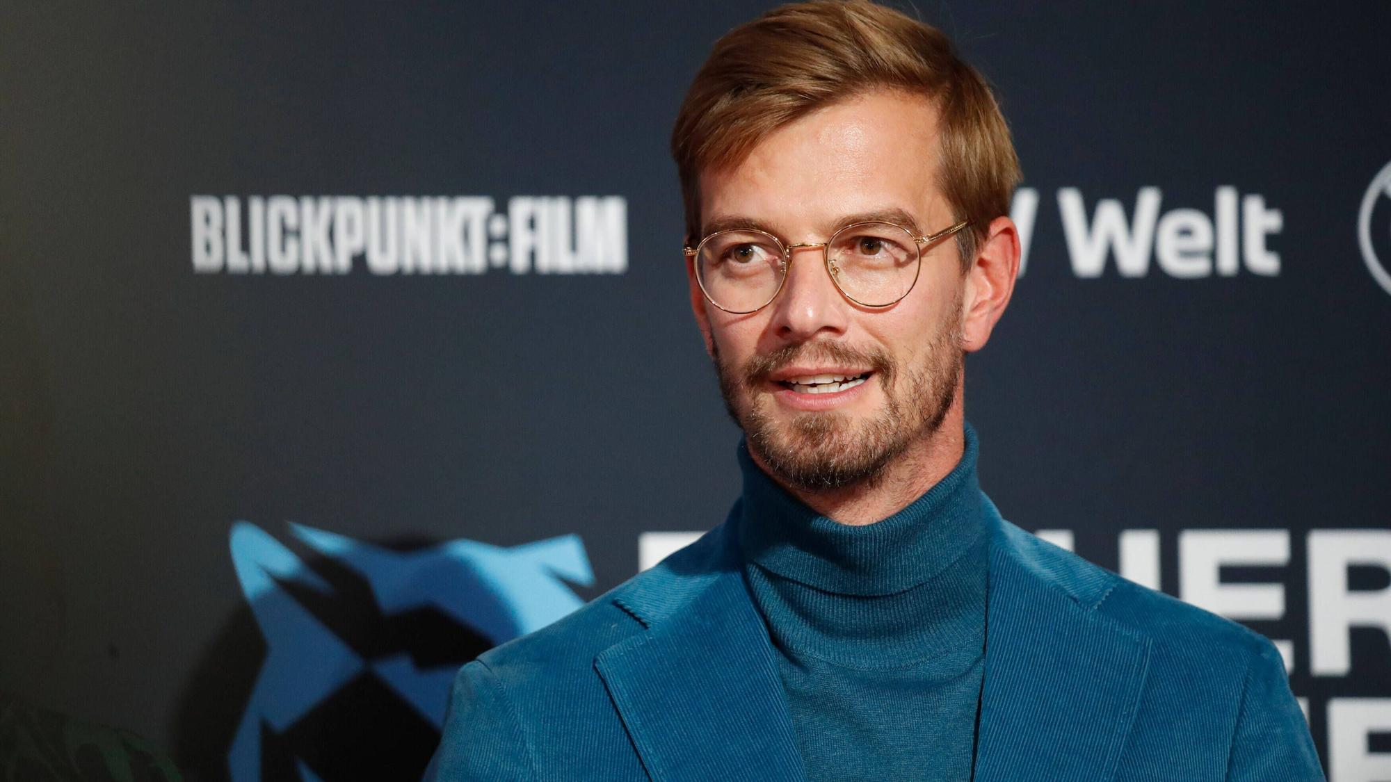 Joko Winterscheidt, hier bei einer Preisverleihung am 19. Oktober 2022, in einem blauen Anzug aus Kord.
