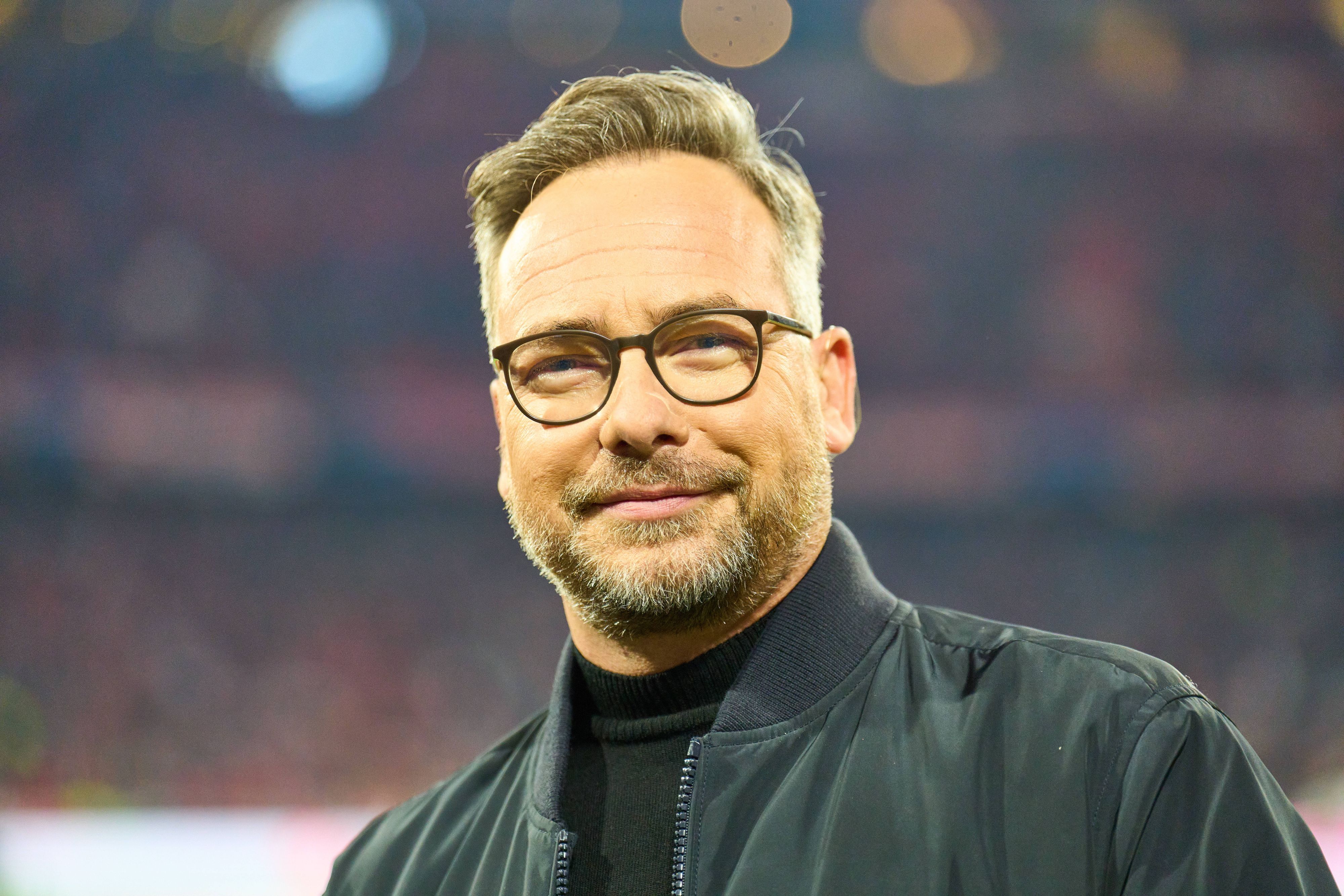 Matthias Opdenhoevel, hier am 8. November 2022 beim Bundesliga-Spiel zwischen Bayern München und Werder Bremen, im Close-Up freundlich lächelnd.