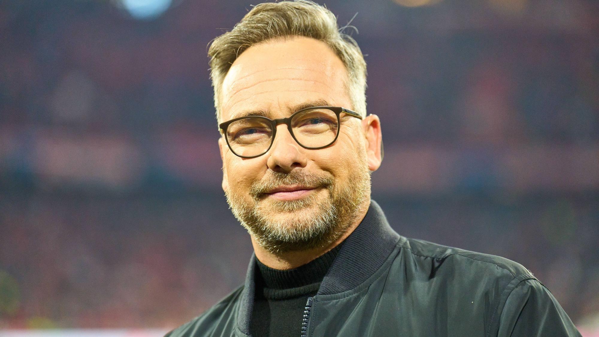 Matthias Opdenhoevel, hier am 8. November 2022 beim Bundesliga-Spiel zwischen Bayern München und Werder Bremen, im Close-Up freundlich lächelnd.