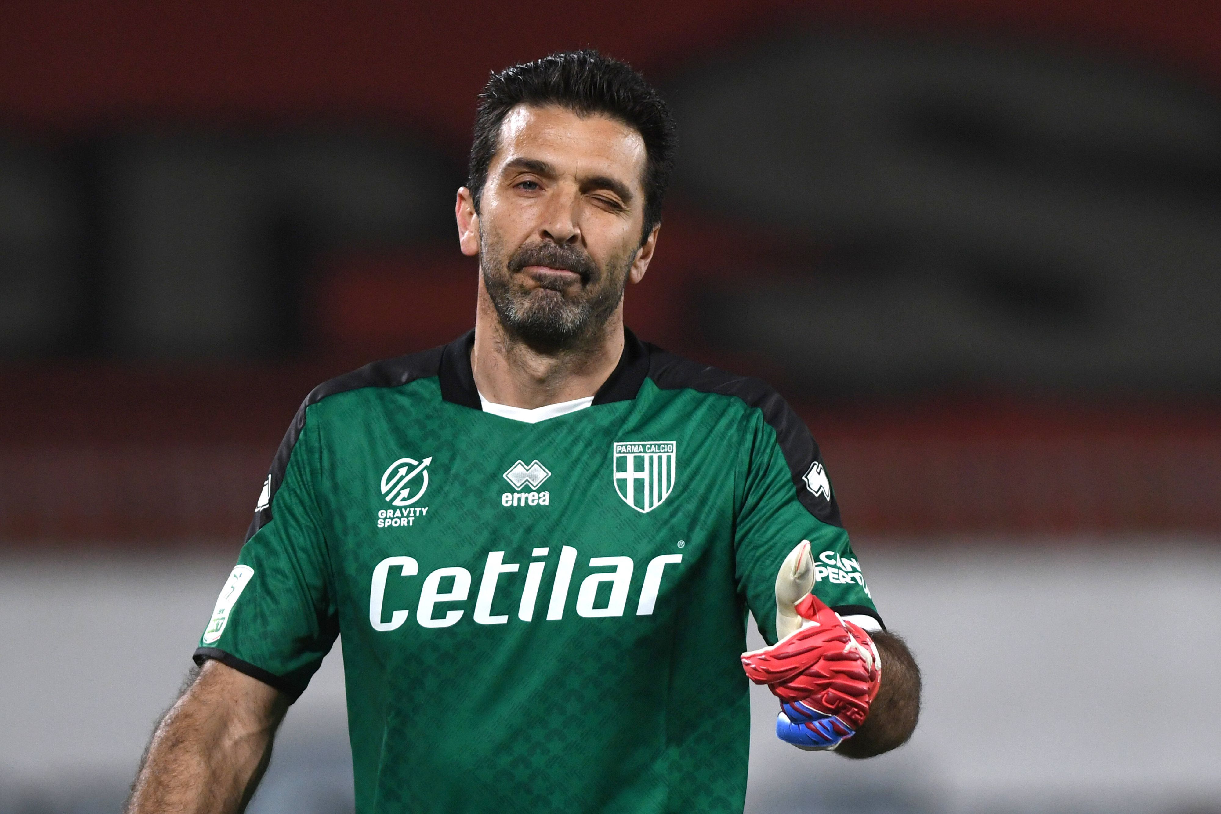 Gianluigi Buffon, hier am 2. März 2022 bei einem Serie-B-Spiel zwischen Monza und Parma zwinkernd und den Daumen in die Luft streckend.