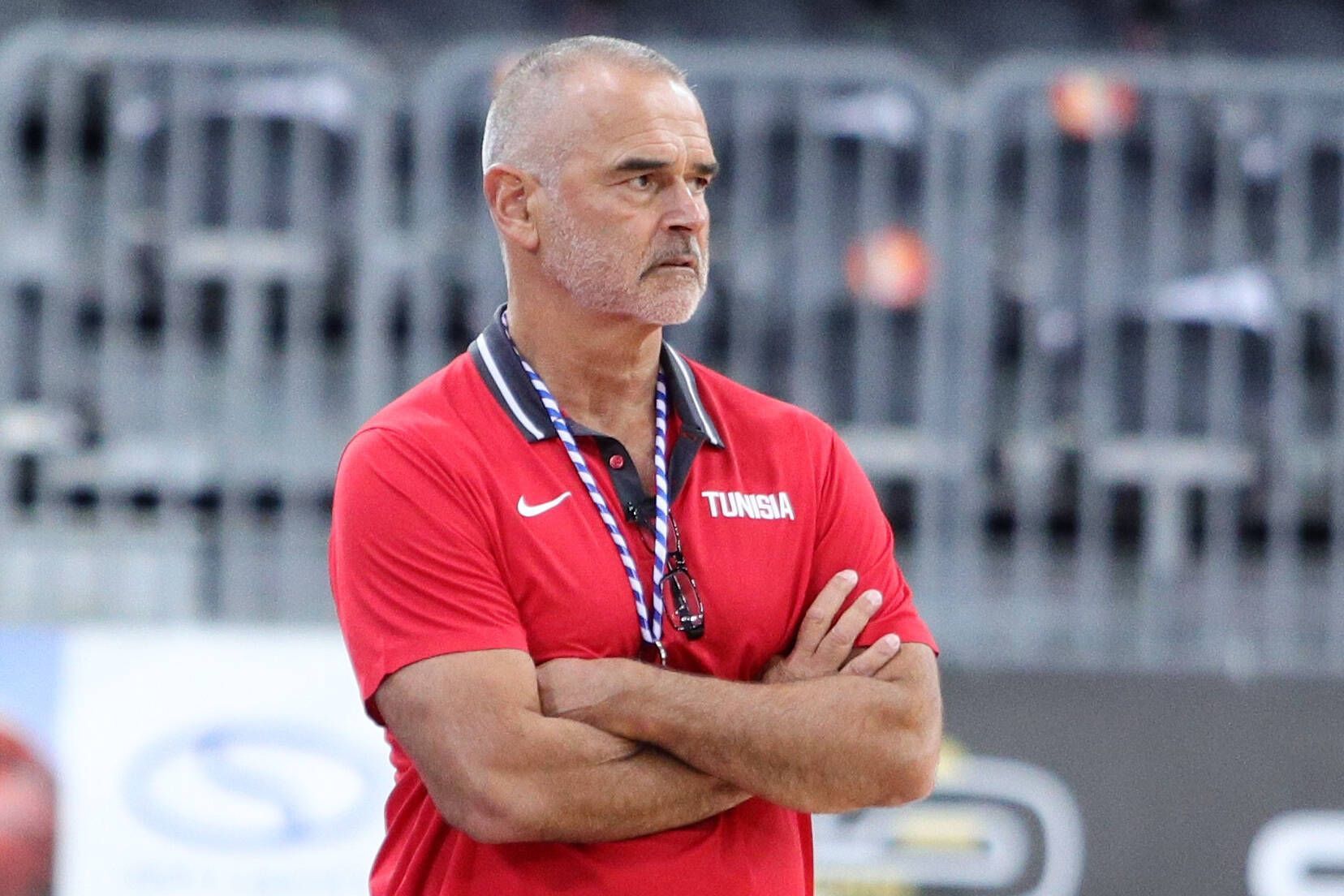 Basketballtrainer Dirk Bauermann, hier am 13. Juni 2021 bei einem Turnier in Polen, grimmig guckend und mit verschränkten Armen darstehend.