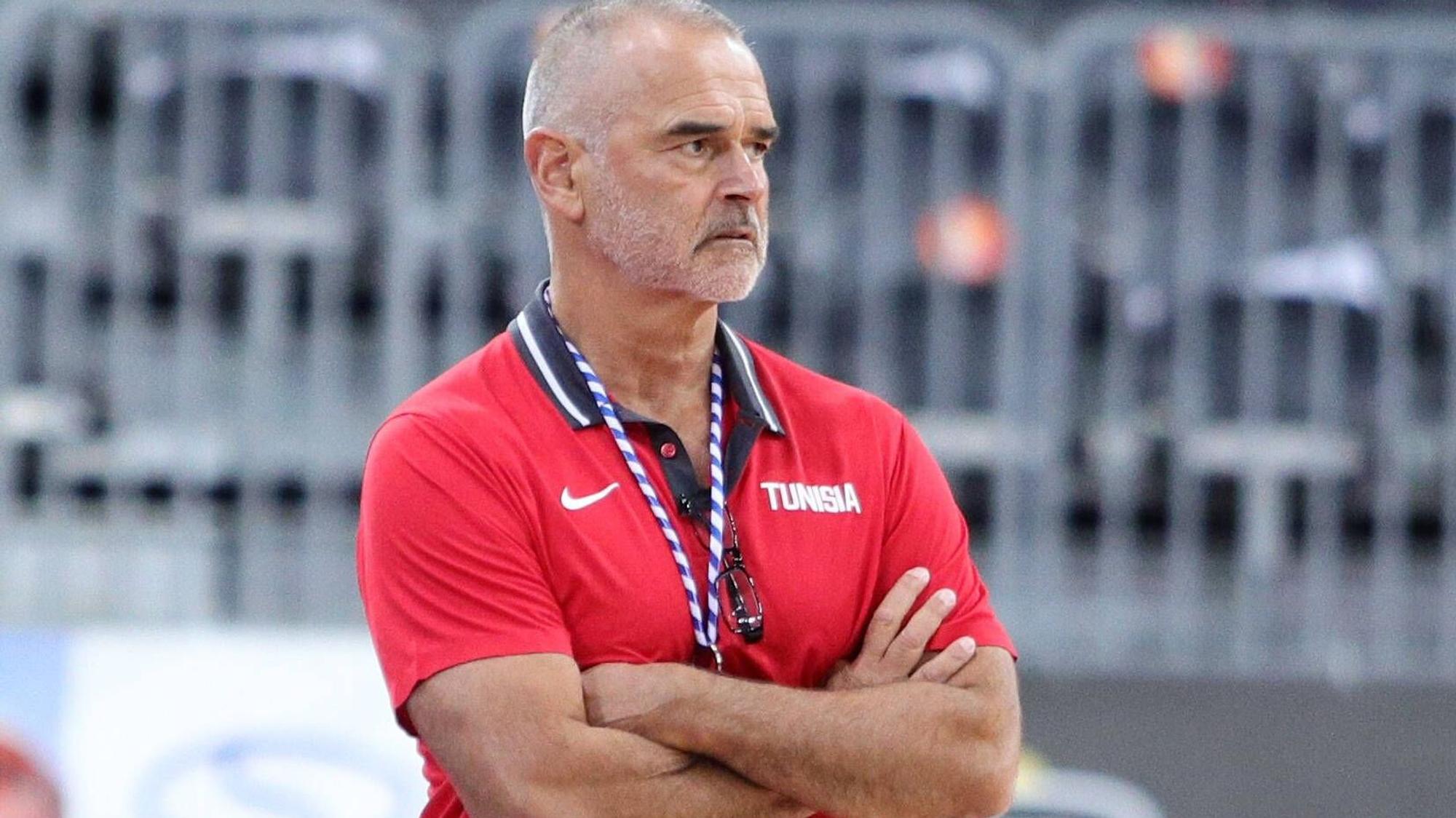 Basketballtrainer Dirk Bauermann, hier am 13. Juni 2021 bei einem Turnier in Polen, grimmig guckend und mit verschränkten Armen darstehend.