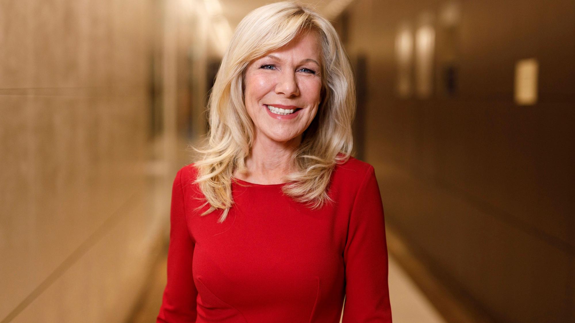 Ulrike von der Groeben, bei der 13. Dorint Charity Sports Night 2019 im Dorint Hotel an der Messe in Deutz am 8. Dezember 2019 lächelnd im roten Kleid.