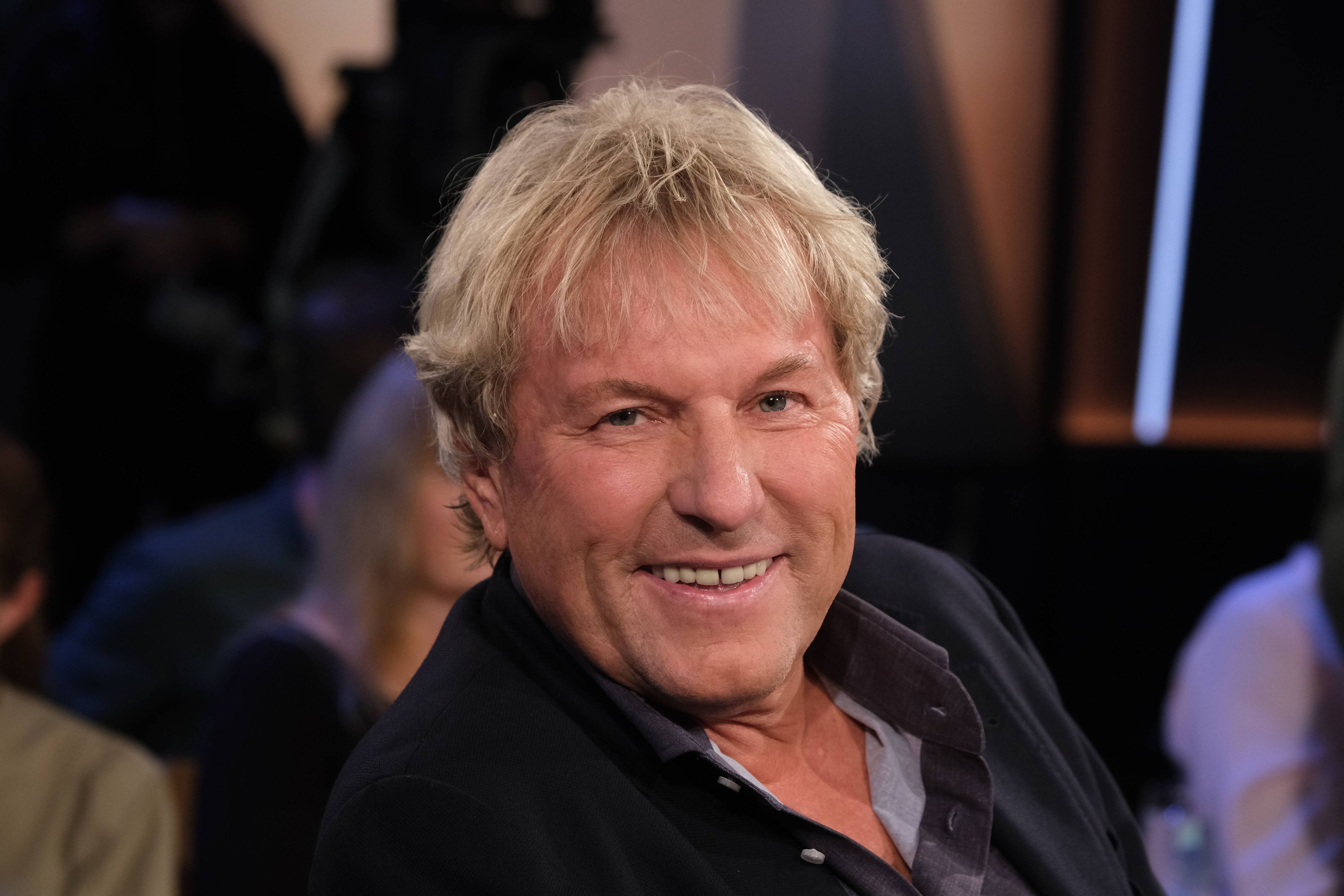 Schlagersänger Bernhard Brink, hier beim Fototermin der NDR-Talkshow im Fernsehstudio Hamburg Lokstedt am 23. September 2022 lächelnd im Close-Up.