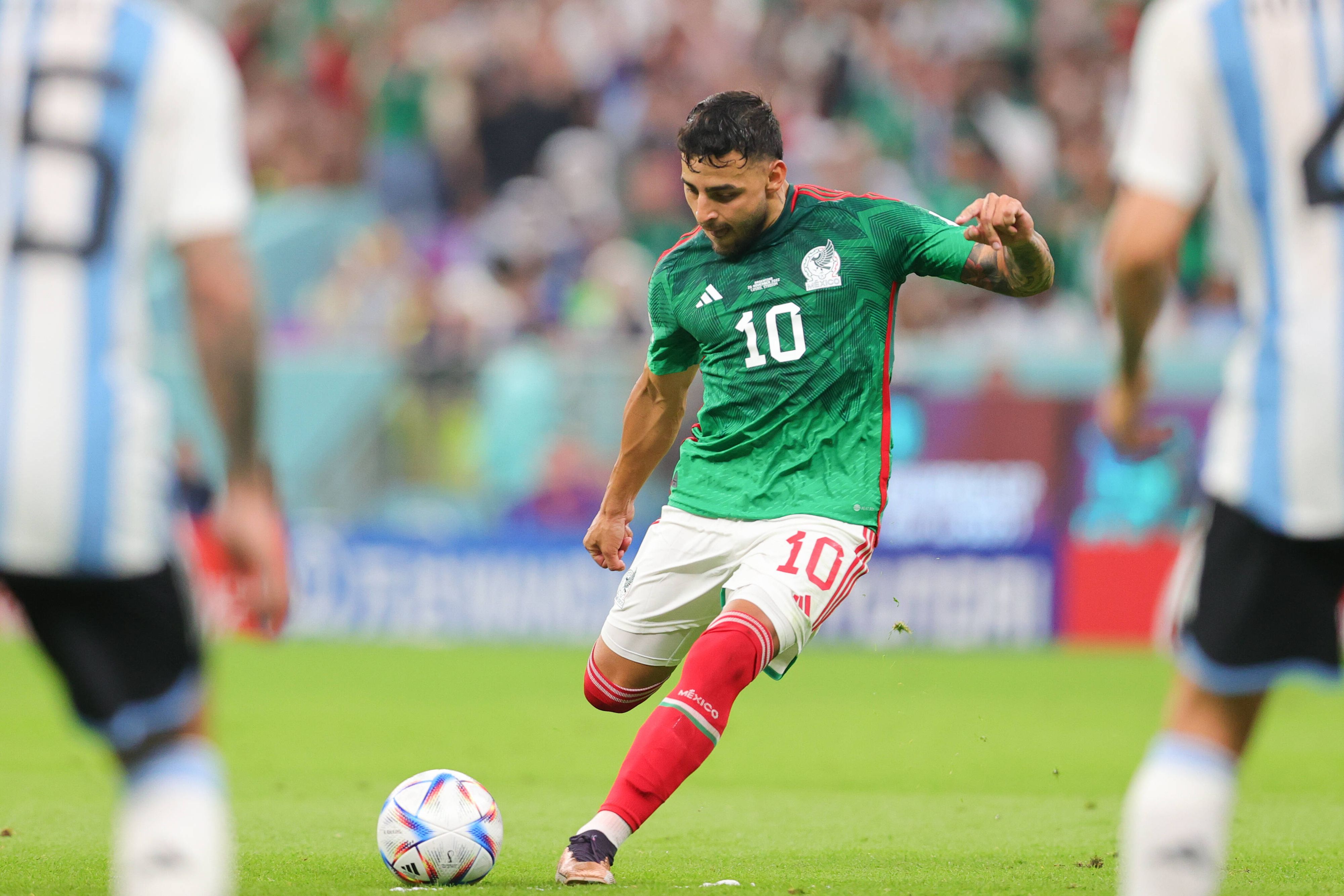 Alexis Vega, Spieler von Chivas Rayadas und der mexikanischen Nationalmannschaft, soll im Fokus der Bosse von Borussia Mönchengladbach stehen. Das Foto zeigt ihn am 26. November 2022 beim WM-Gruppenspiel gegen Argentinien bei der Ausführung eines Freistoßes.
