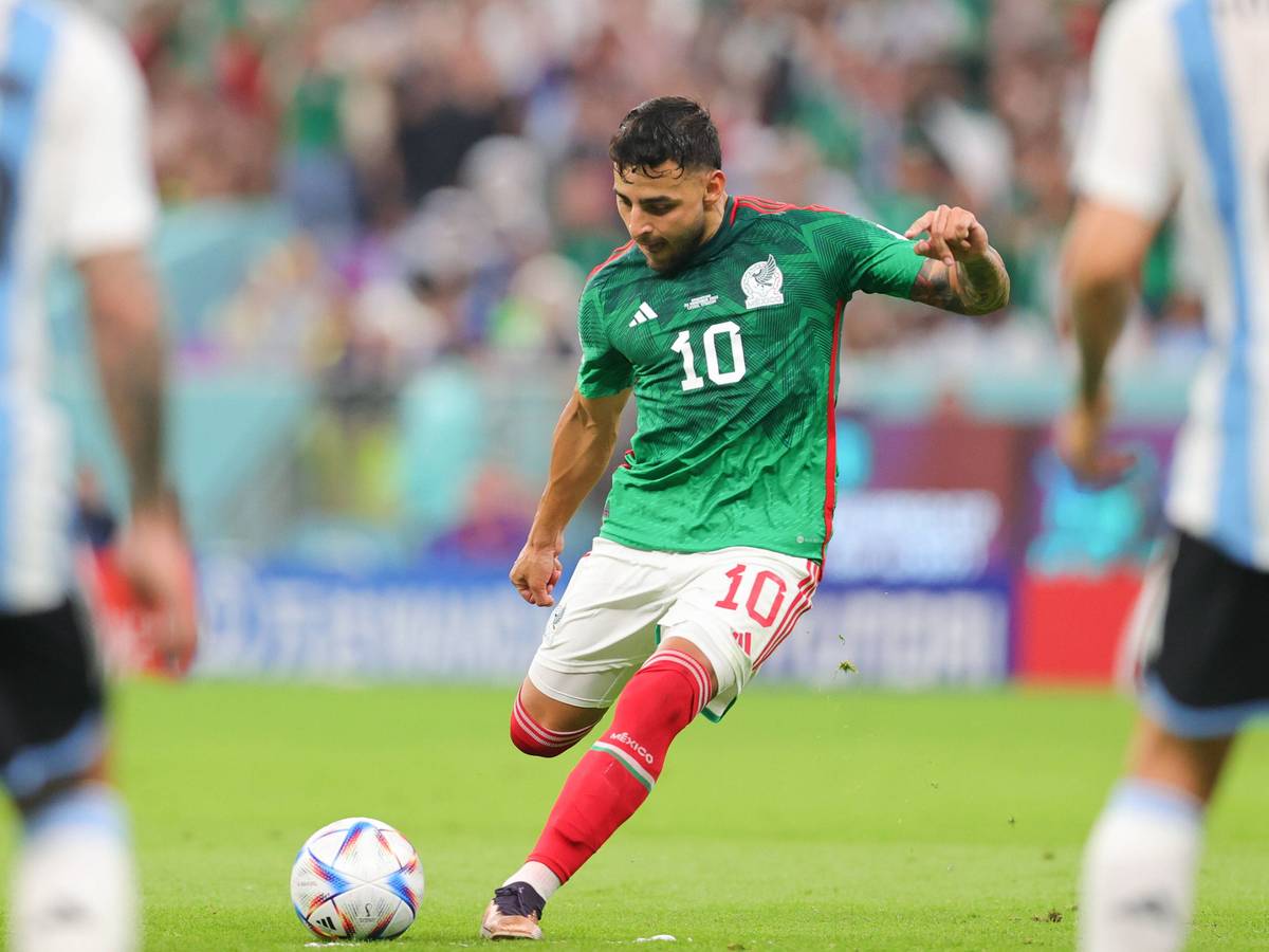 Alexis Vega, Spieler von Chivas Rayadas und der mexikanischen Nationalmannschaft, soll im Fokus der Bosse von Borussia Mönchengladbach stehen. Das Foto zeigt ihn am 26. November 2022 beim WM-Gruppenspiel gegen Argentinien bei der Ausführung eines Freistoßes.