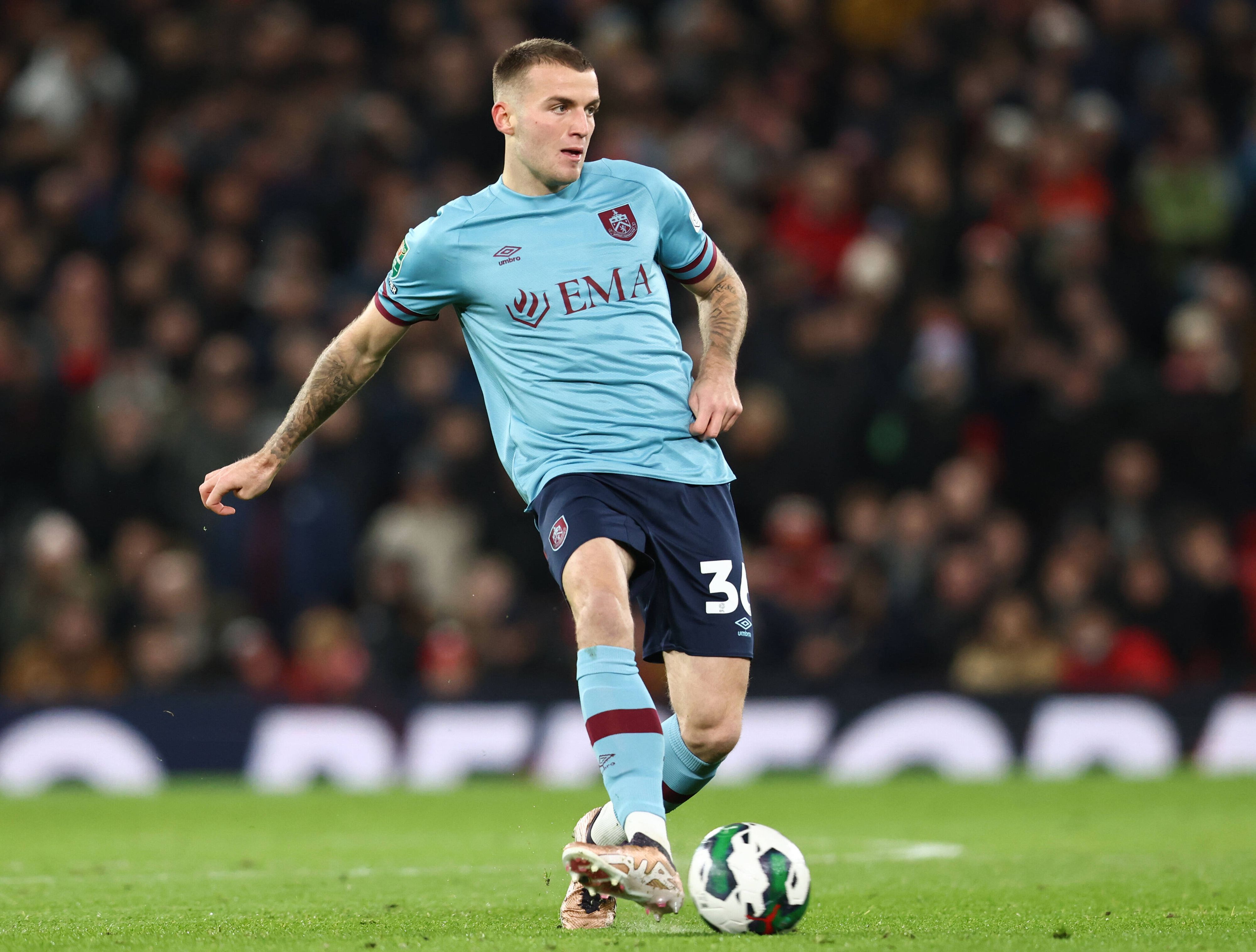 Jordan Beyer, Leihspieler von Borussia Mönchengladbach, ist bei Burnley äußerst beliebt. Das Foto zeigt ihn am 21. Dezember 2022 beim Spiel gegen Manchester United im Carabao Cup am Ball.