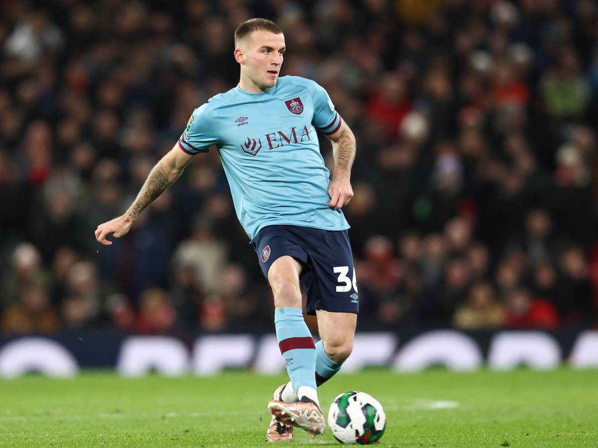 Jordan Beyer, Leihspieler von Borussia Mönchengladbach, ist bei Burnley äußerst beliebt. Das Foto zeigt ihn am 21. Dezember 2022 beim Spiel gegen Manchester United im Carabao Cup am Ball.