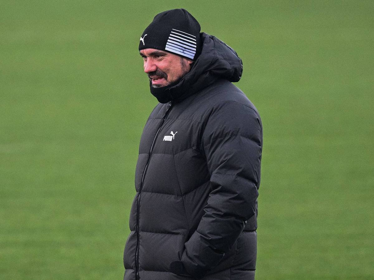 Daniel Farke, Trainer von Borussia Mönchengladbach, hier dick vermummt auf dem Trainingsplatz im Borussia-Park am 22. Dezember 2022.