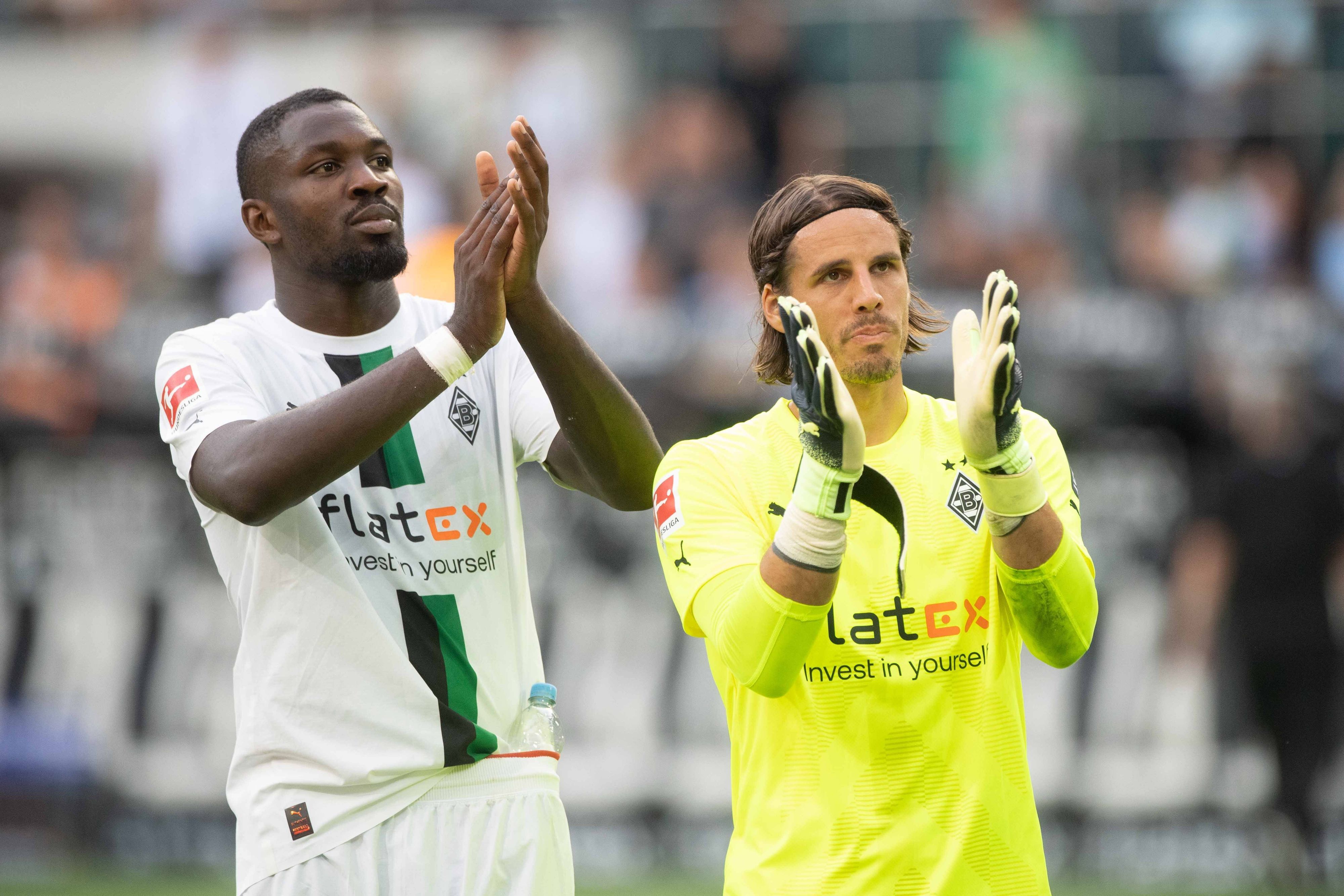 Marcus Thuram (l.) und Yann Sommer stehen am 4. September 2022 im Trikot von Borussia Mönchengladbach vor der Nordkurve im Borussia-Park und bedanken sich mit Applaus bei den Fans nach einer Niederlage gegen Mainz 05 für ihre Unterstützung.