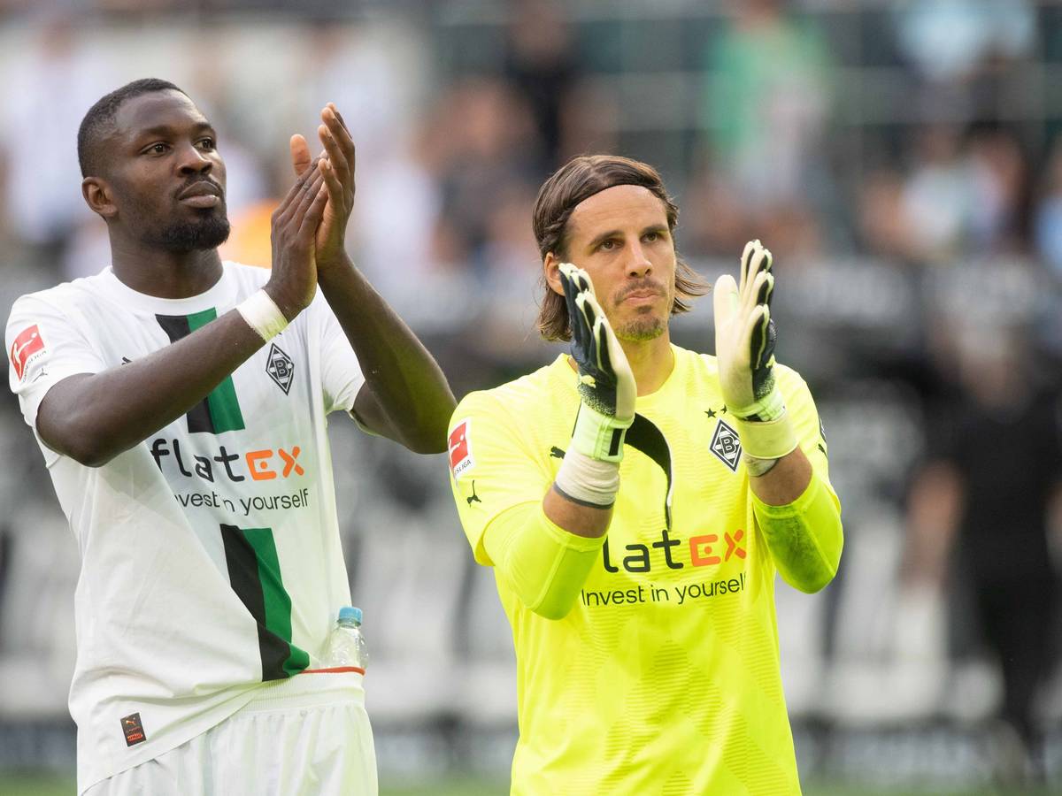 Marcus Thuram (l.) und Yann Sommer stehen am 4. September 2022 im Trikot von Borussia Mönchengladbach vor der Nordkurve im Borussia-Park und bedanken sich mit Applaus bei den Fans nach einer Niederlage gegen Mainz 05 für ihre Unterstützung.