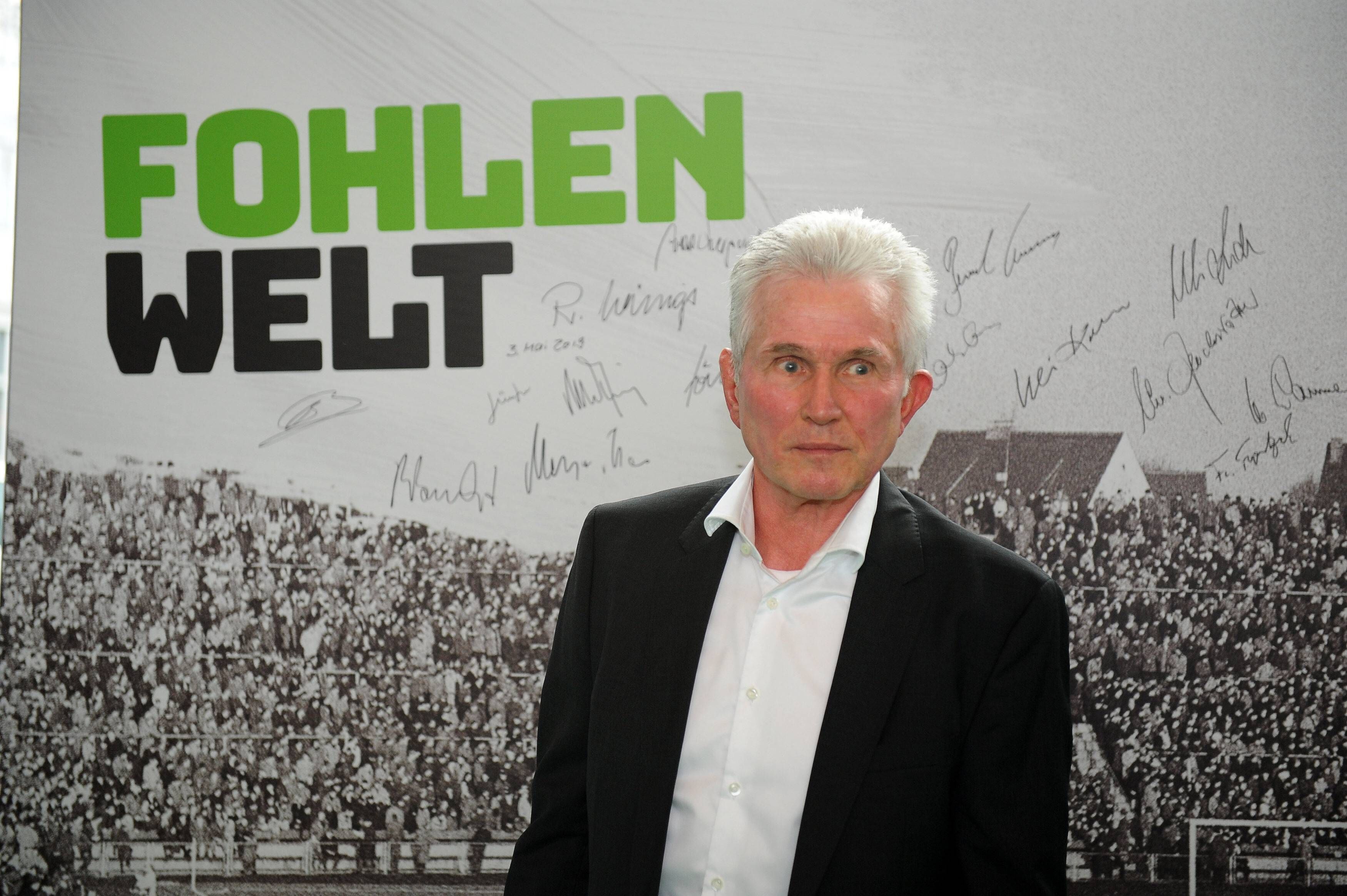 Jupp Heynckes steht vor einer Wand in der Fohlenwelt, dem Museum von Borussia Mönchengladbach, mit Autogrammen verschiedener Borussia-Legenden. Das Museum wurde am 3. Mai 2019 feierlich am Borussia-Park eröffnet.