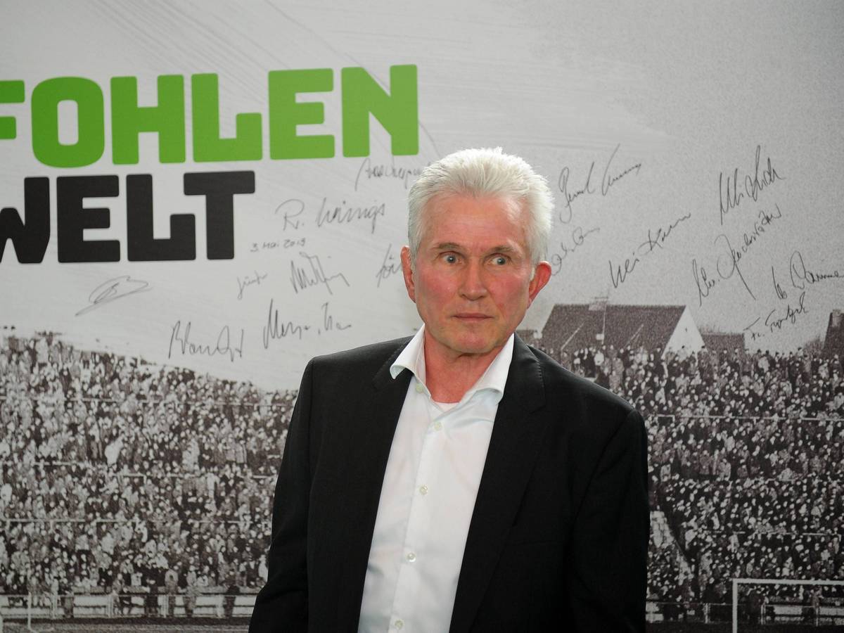 Jupp Heynckes steht vor einer Wand in der Fohlenwelt, dem Museum von Borussia Mönchengladbach, mit Autogrammen verschiedener Borussia-Legenden. Das Museum wurde am 3. Mai 2019 feierlich am Borussia-Park eröffnet.