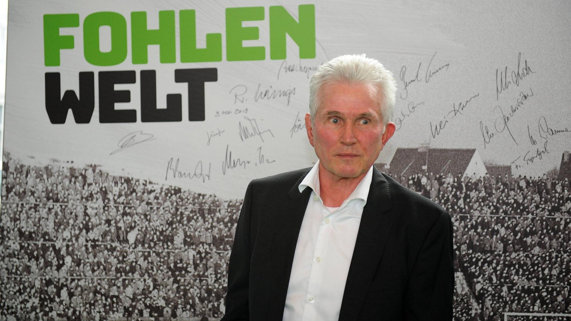 Jupp Heynckes steht vor einer Wand in der Fohlenwelt, dem Museum von Borussia Mönchengladbach, mit Autogrammen verschiedener Borussia-Legenden. Das Museum wurde am 3. Mai 2019 feierlich am Borussia-Park eröffnet.