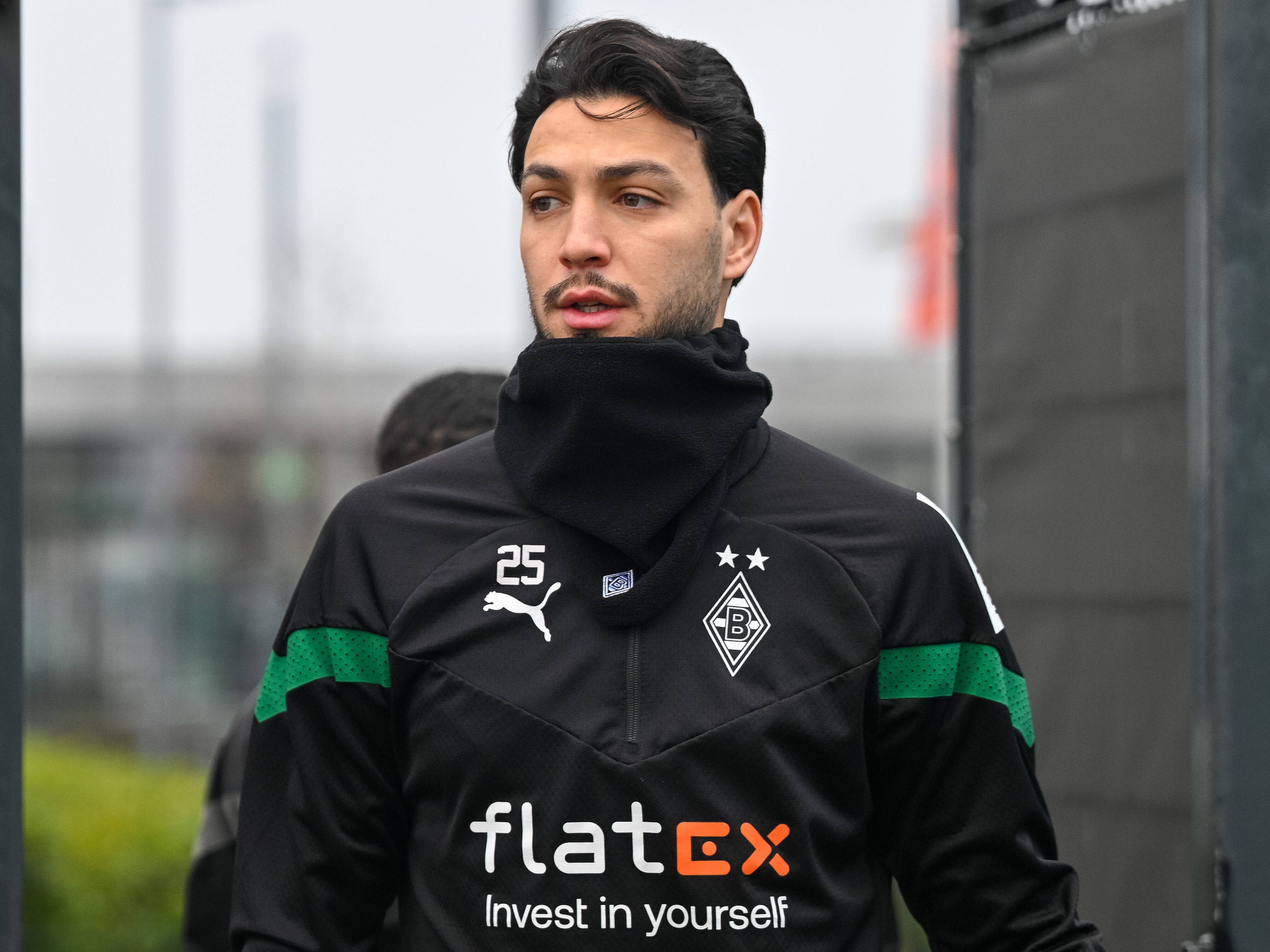 Ramy Bensebaini geht am 22. Dezember in Trainingskleidung von Borussia Mönchengladbach aus den Trainingsplatz am Borussia-Park. Der Linksverteidiger aus Algerien trägt ein langärmliges Oberteil.