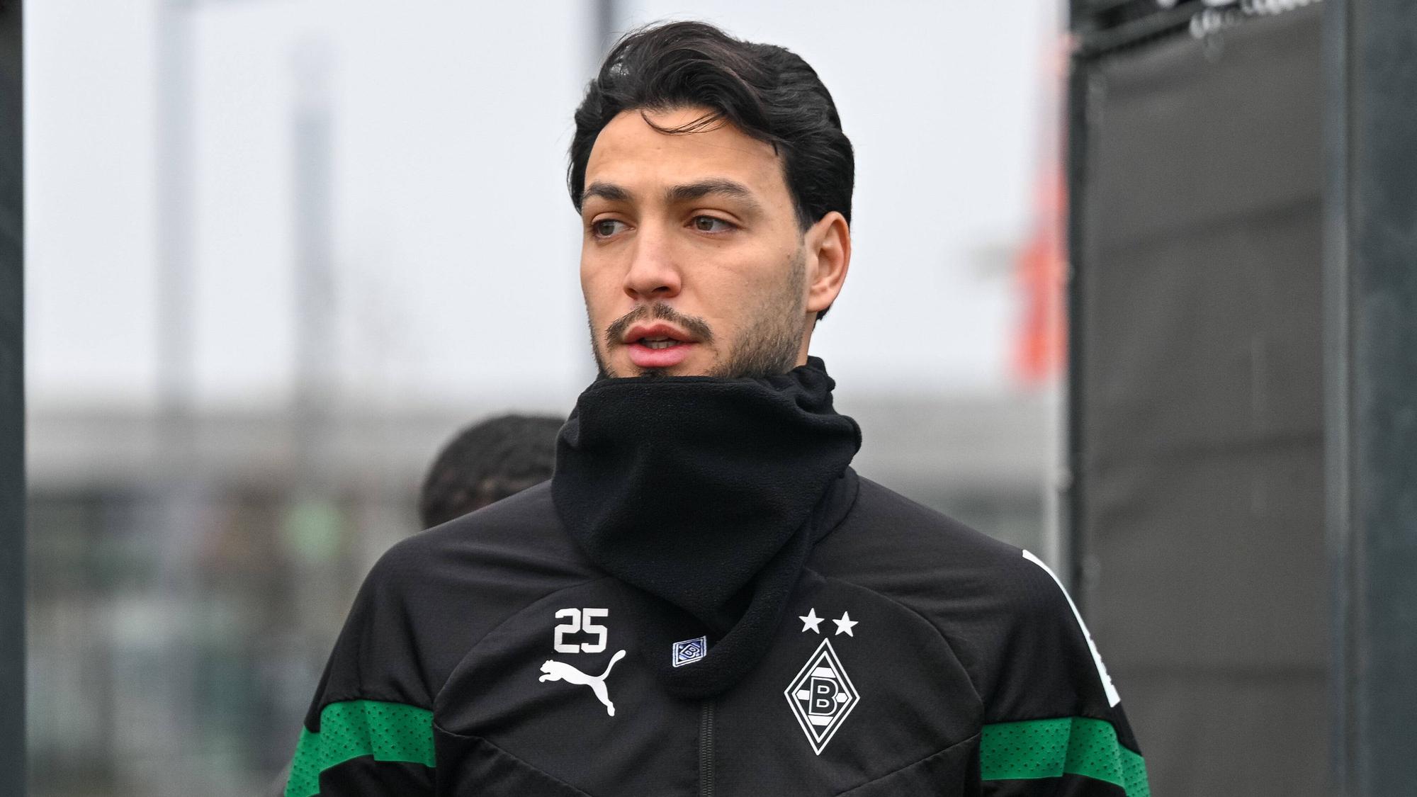 Ramy Bensebaini geht am 22. Dezember in Trainingskleidung von Borussia Mönchengladbach aus den Trainingsplatz am Borussia-Park. Der Linksverteidiger aus Algerien trägt ein langärmliges Oberteil.