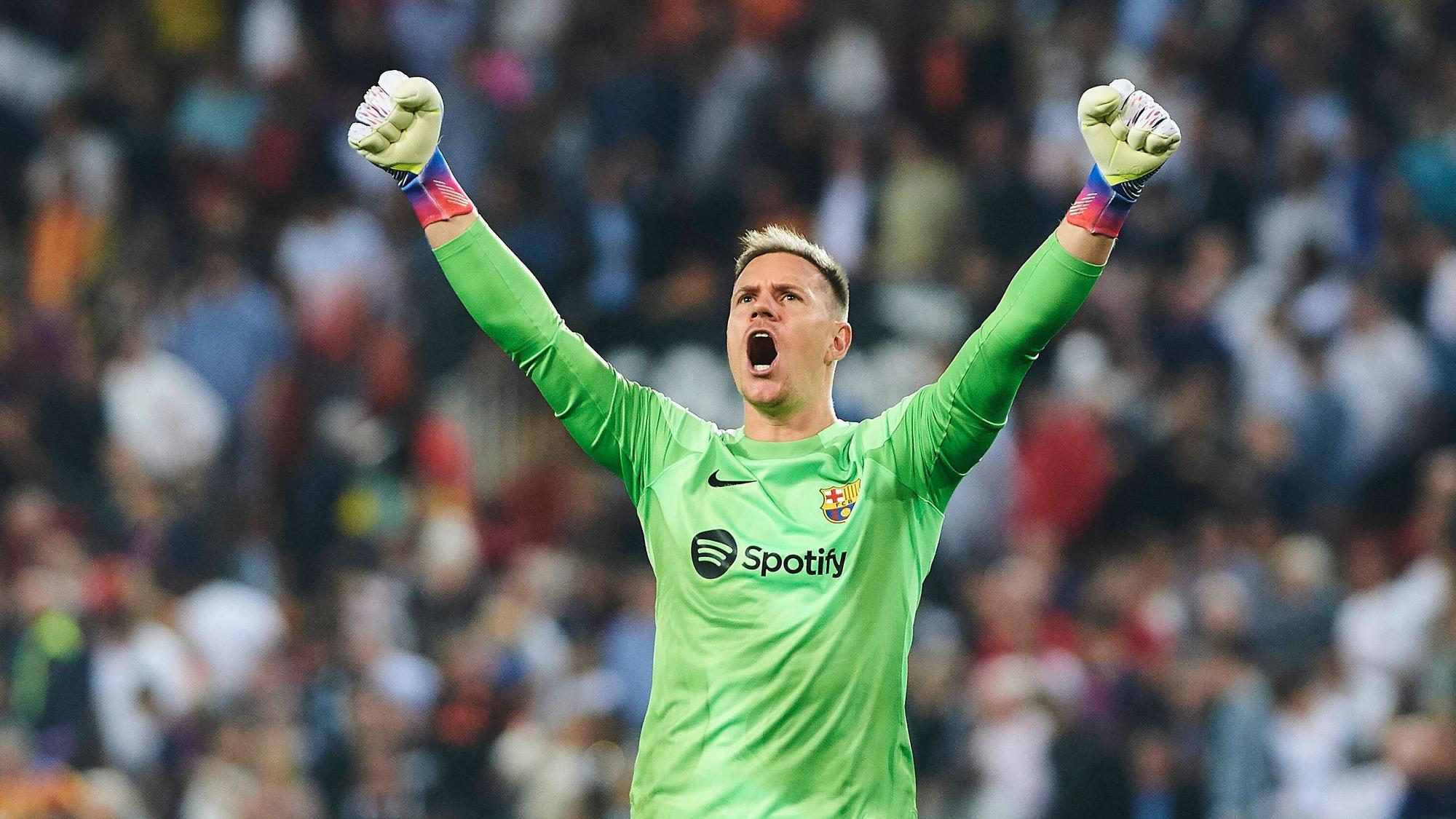 Marc-André ter Stegen reißt im Trikot von FC Barcelona vor Freude im Spiel gegen den FC Valencia die Arme nach oben.