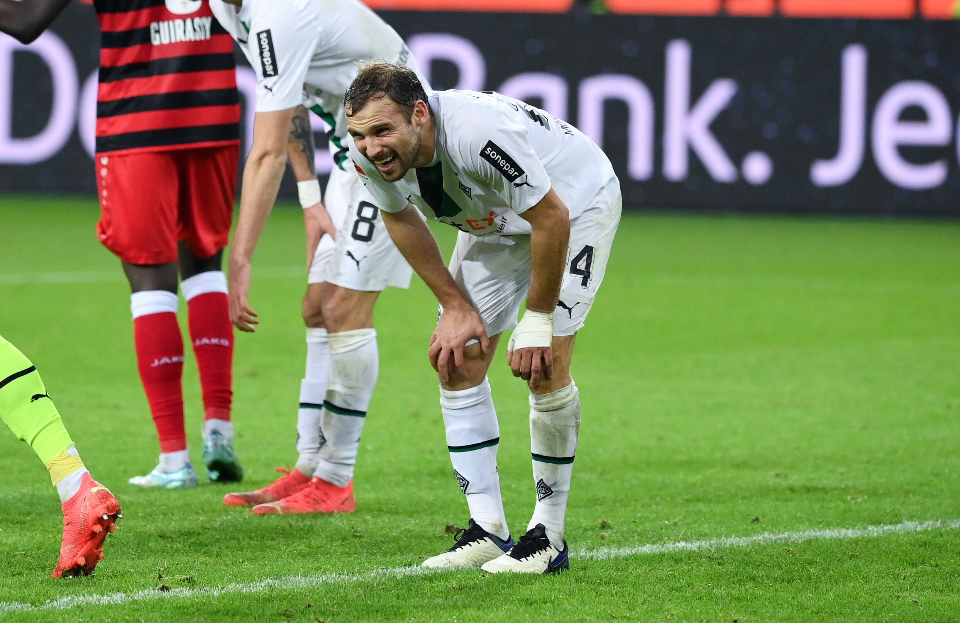 Tony Jantschke geht im Spiel von Borussia Mönchengladbach gegen den VfB Stuttgart mit schmerzverzerrtem Blick in die Knie und stützt sich im eigenen Strafraum ab.