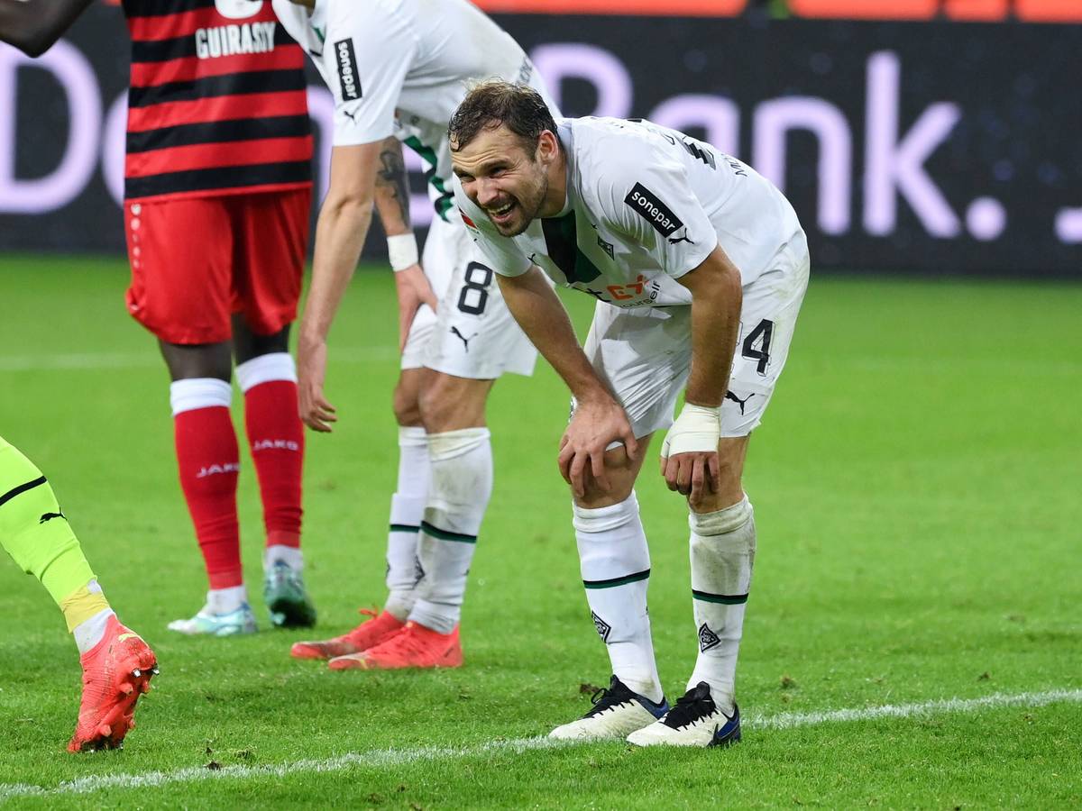 Tony Jantschke geht im Spiel von Borussia Mönchengladbach gegen den VfB Stuttgart mit schmerzverzerrtem Blick in die Knie und stützt sich im eigenen Strafraum ab.