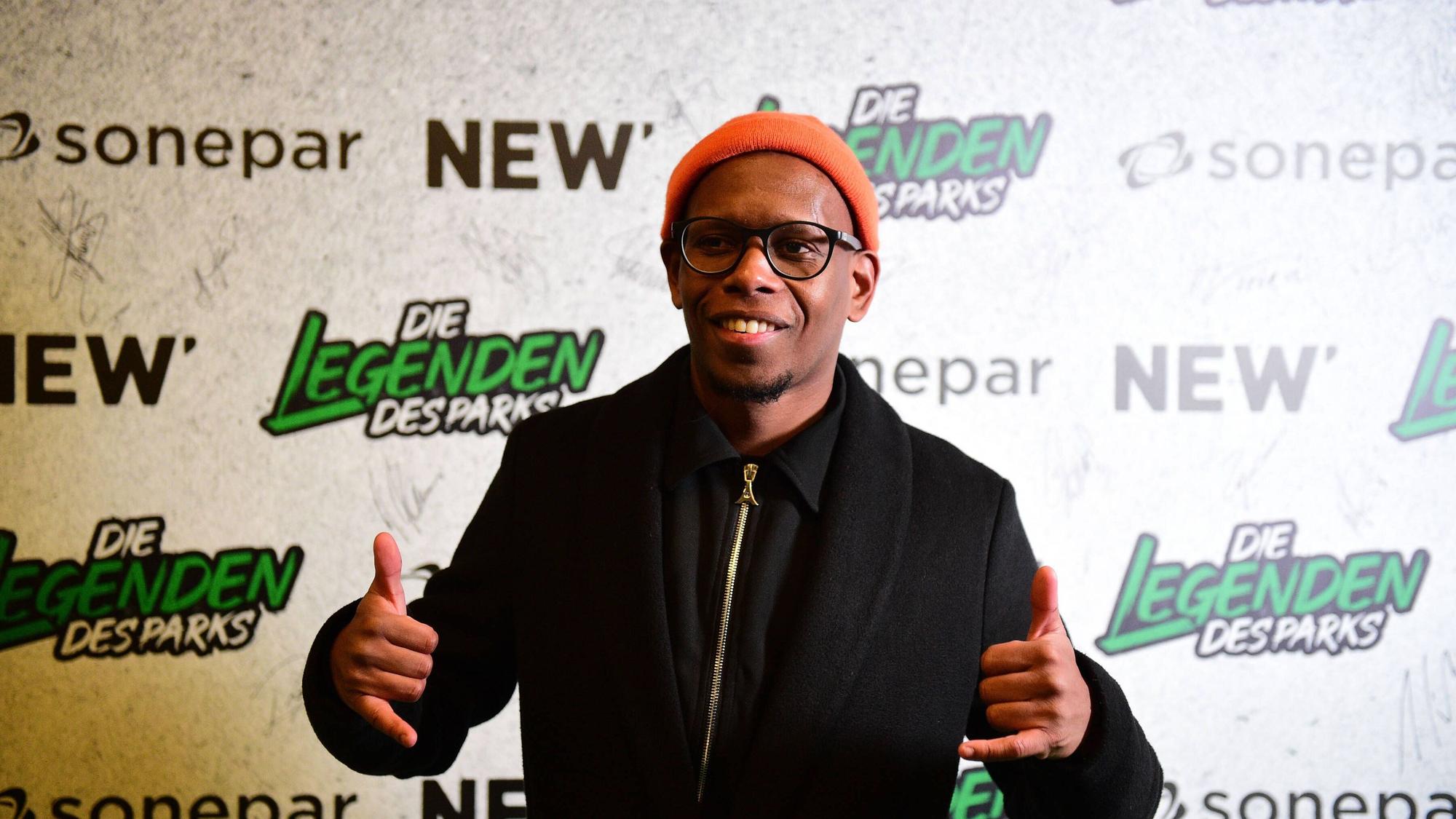 Ibrahima Traoré posiert lachend vor einer Fotowand am Nachmittag des Legendenspiels von Borussia Mönchengladbach, das am 17. Dezember 2022 im Borussia-Park stattfand.