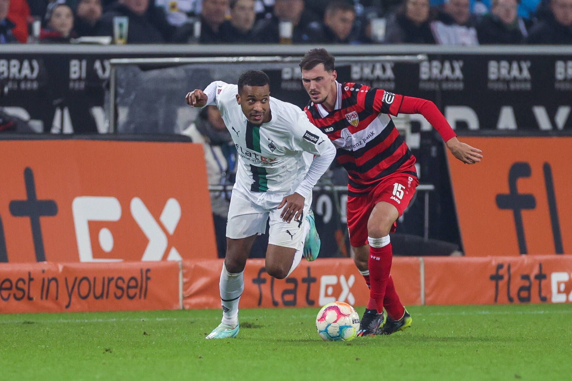 Alassane Plea von Borussia Mönchengladbach (l.) am 4. November 2022 im Bundesliga-Spiel gegen den VfB Stuttgart im Zweikampf mit Pascal Stenzel.