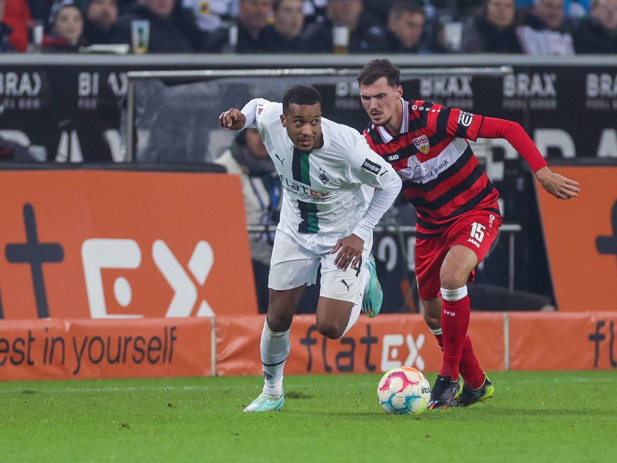 Alassane Plea von Borussia Mönchengladbach (l.) am 4. November 2022 im Bundesliga-Spiel gegen den VfB Stuttgart im Zweikampf mit Pascal Stenzel.